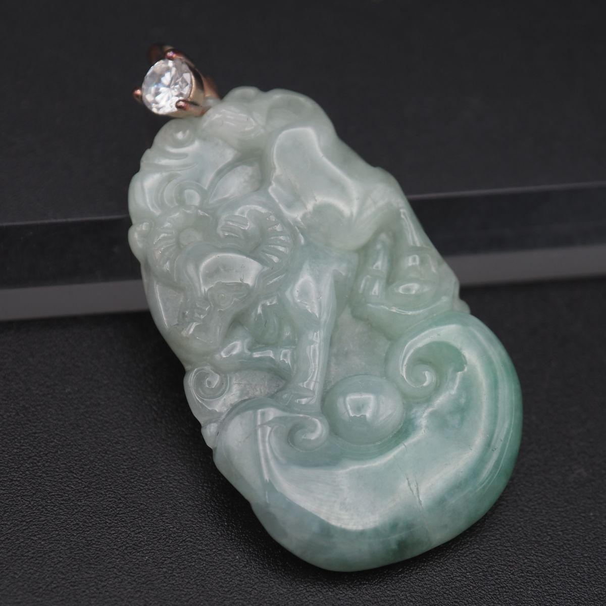 ヒスイの彫り神像 H020 翡翠? ヒスイ? ダイヤモンド風 S925刻印 ペンダント トップ 牛