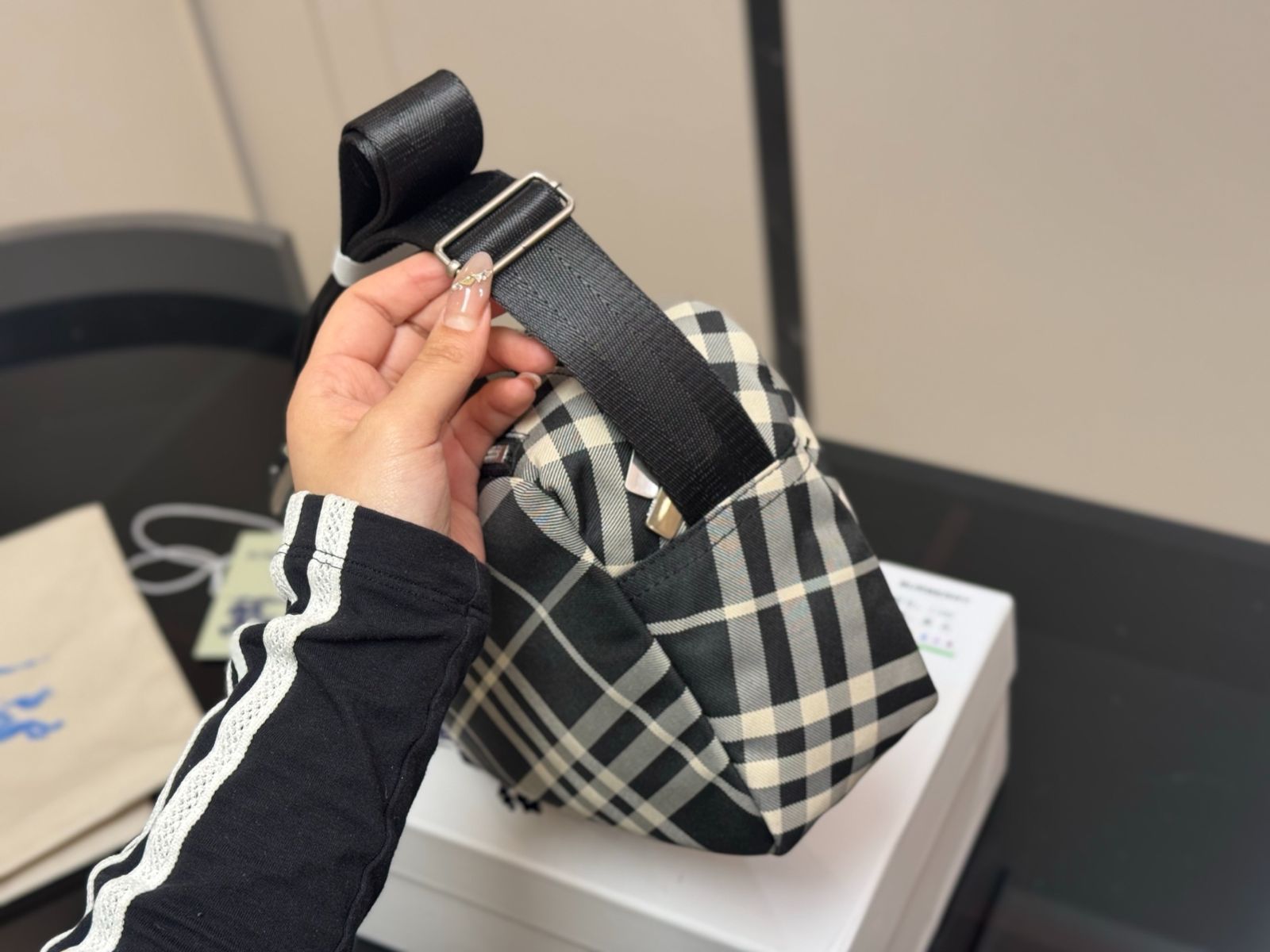 今日 Burberry 新デザインカメラバッグ サイズ 26×18cm 最新生地のグレーンチェック 送料無料 今の在庫はセール価格 STEELWINDOWSANDDOORS_COM