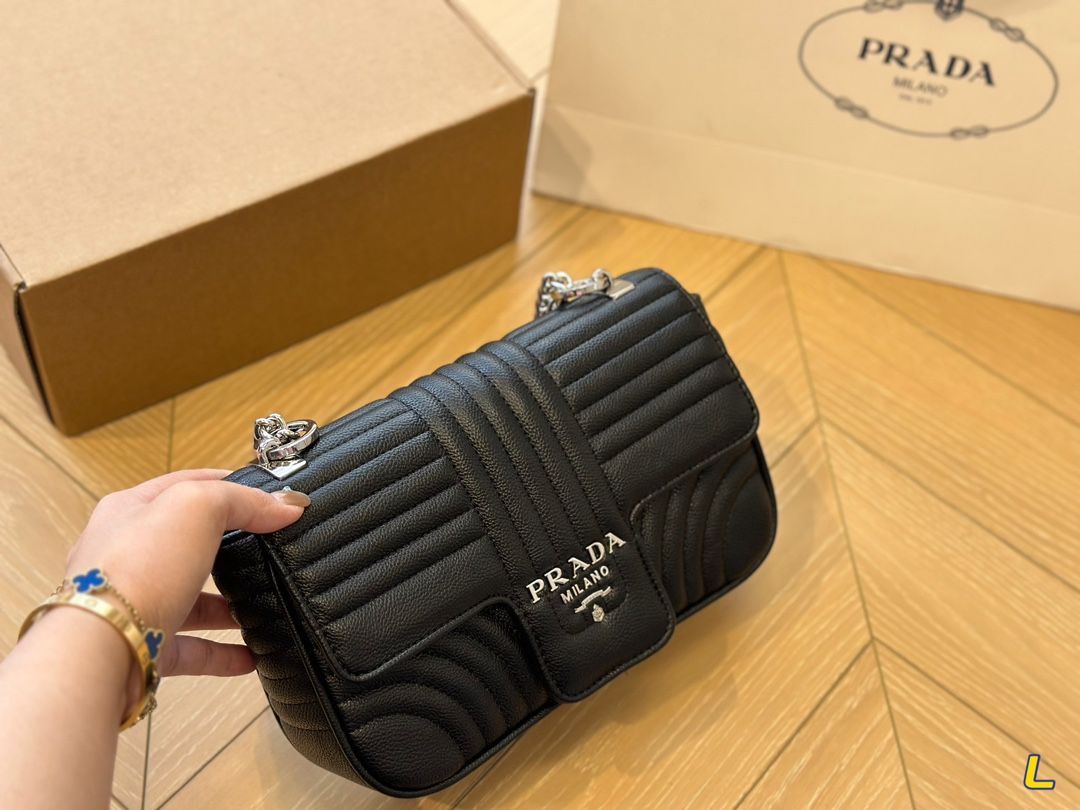 PRADA プラダ ショルダーバッグ  ショルダーバッグ >