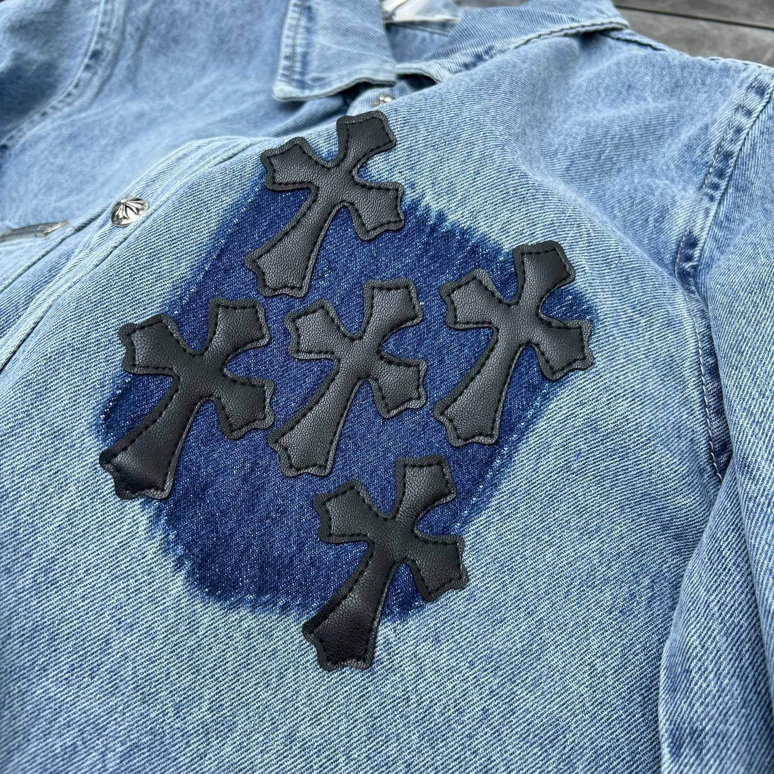 CHROME HEARTS スリーブ ロゴ デニム シャツ スクロール ブルー CHROME HEARTS スリーブ ロゴ デニム シャツ スクロール ブルー