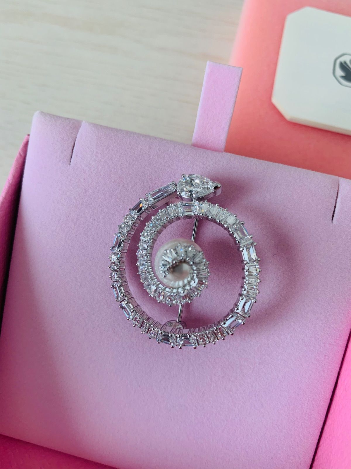 ★ピュアな煌めき【SWAROVSKI】Snake ブローチ クリスタルパール スワロフスキー Swarovski Snake ブローチ クリスタル・パール
