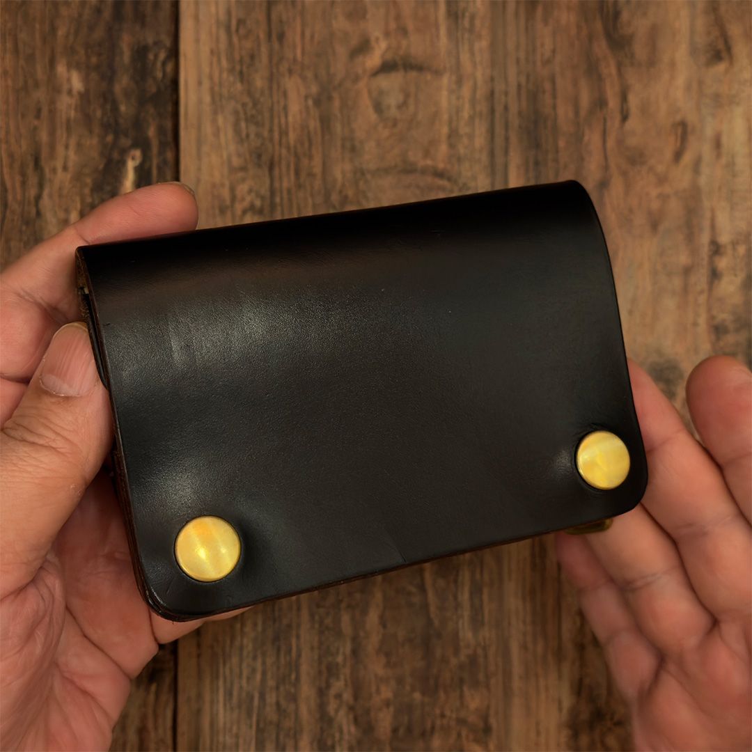 茶芯ブラックのショートトラッカーウォレット｜革の質感を楽しむ