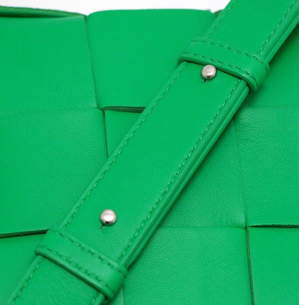 【極美品】 BOTTEGA VENETA ボディバッグ ネイビー Bottega Veneta - Pacific Blue Intrecciato Leather Medium