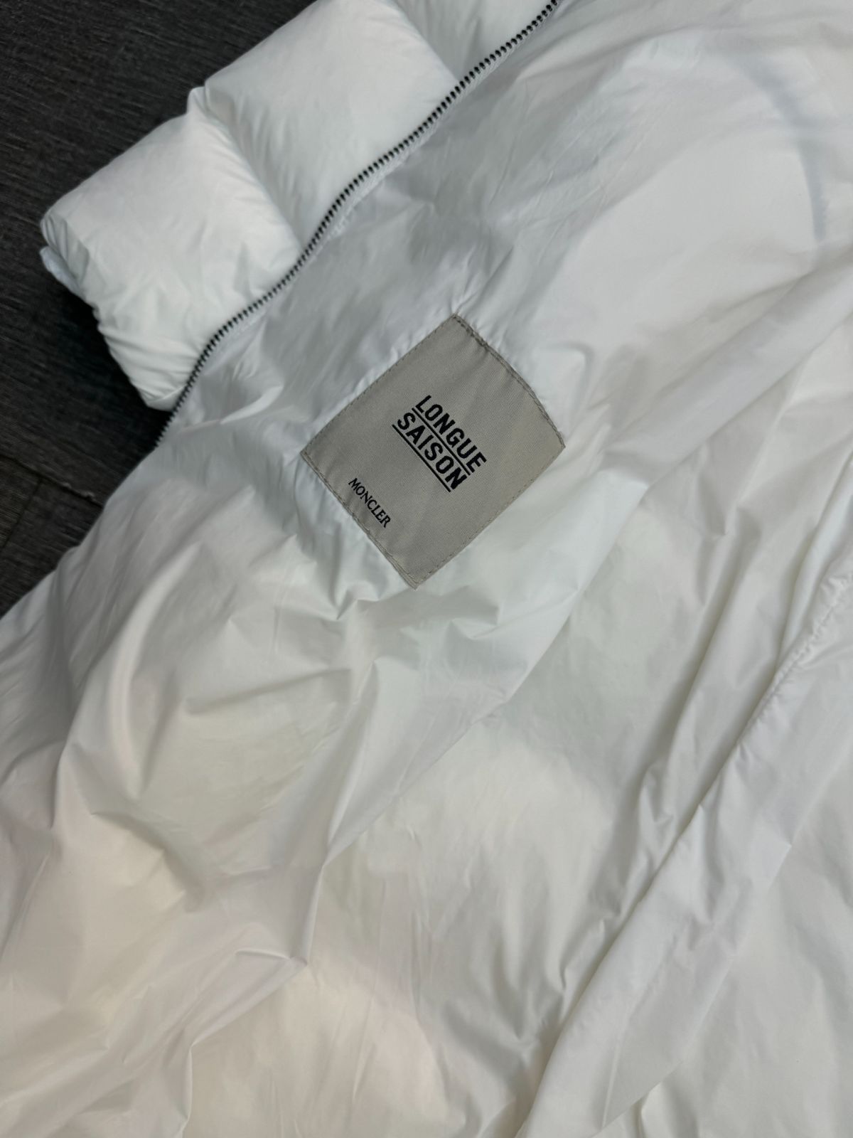 ブラックダウンジャケットロングタイプ白い襟｜