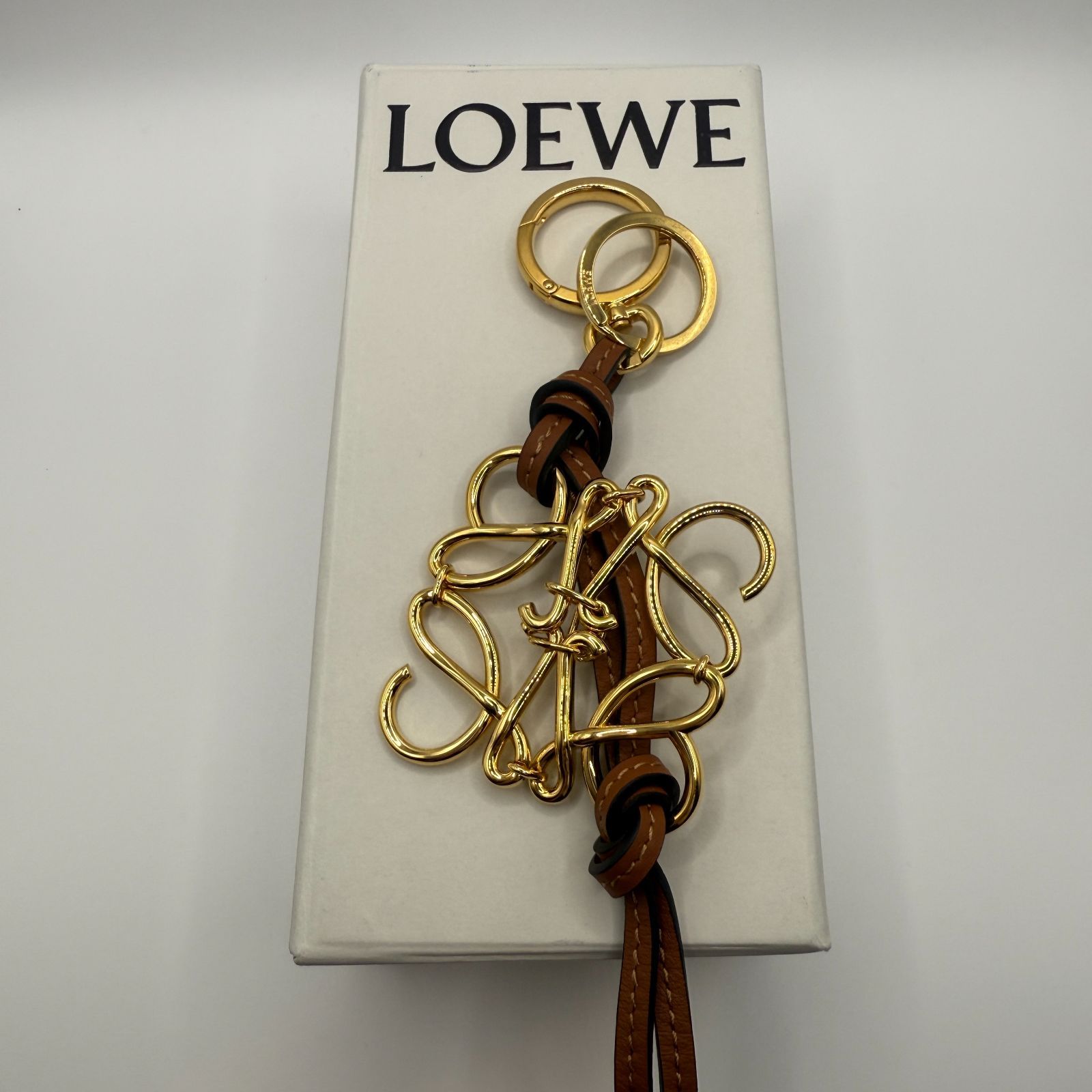 美品　ロエベ LOEWE アナグラムチャーム　ゴールド　タン LOEWE - ロエベ LOEWE チャーム ゴールド 未使用 アナグラム