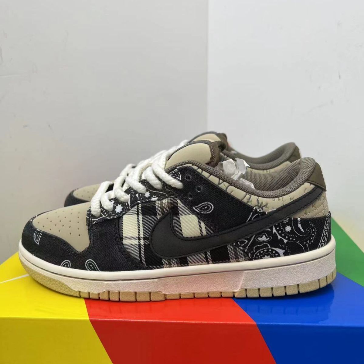 新品未使用ナイキ Travis Scott x Nike Dunk SB スニーカー