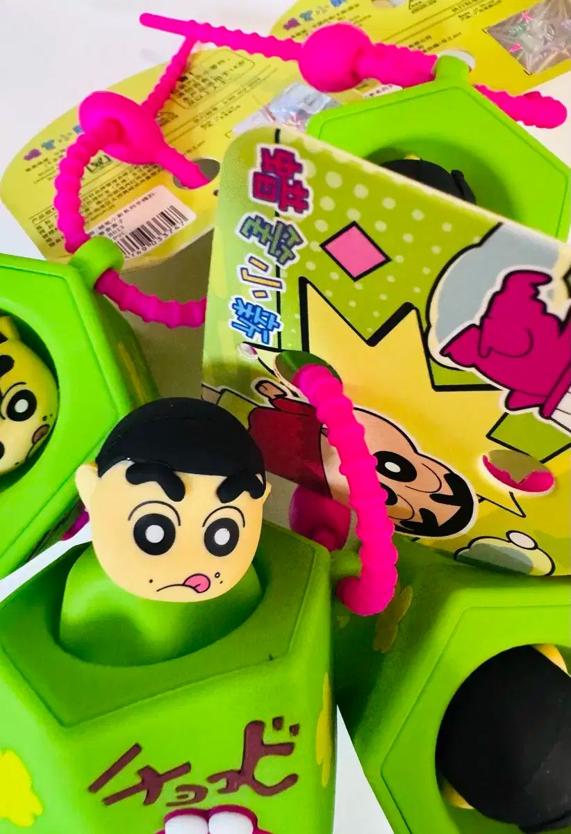クレヨンしんちゃん　チョコビスクイーズキーホルダー　しんちゃん　ひまわり　2種類 クレヨンしんちゃん チョコビスクイーズキーホルダー - メルカリ