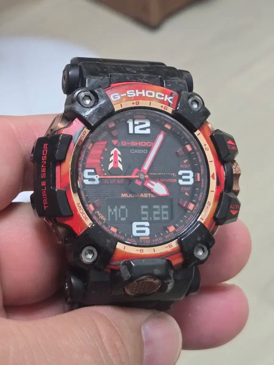gwg ー 2040 G-SHOCK ジーショック 時計 咲いています