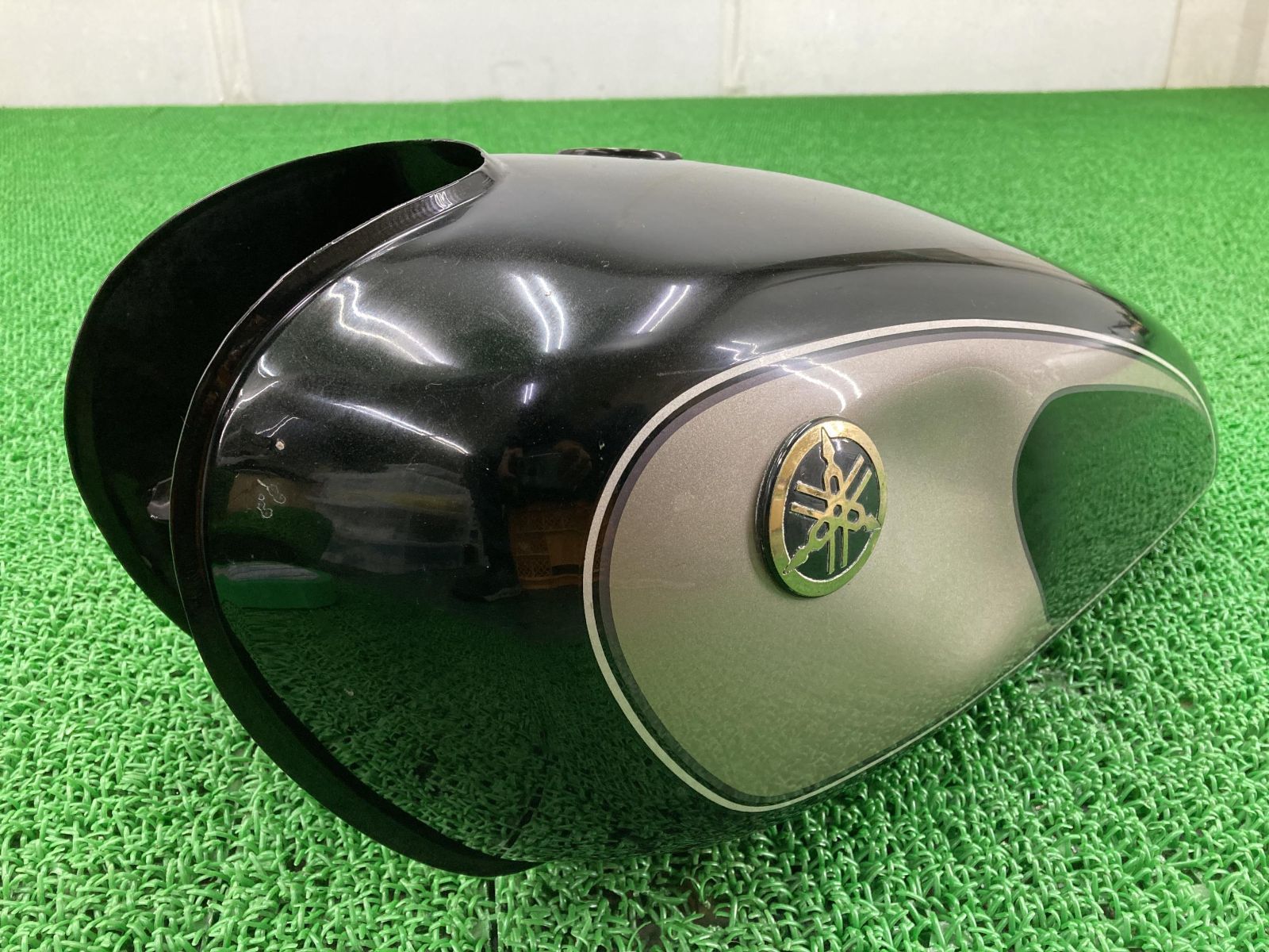 ヤマハ発動機 SR400 タンク 黒 ヤマハ 純正 中古 バイク 部品
