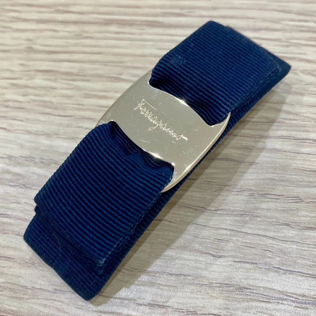 Ferragamo ネイビーゴールド　バレッタ Ferragamo フェラガモ バレッタ 髪留め ネイビー ゴールド金具