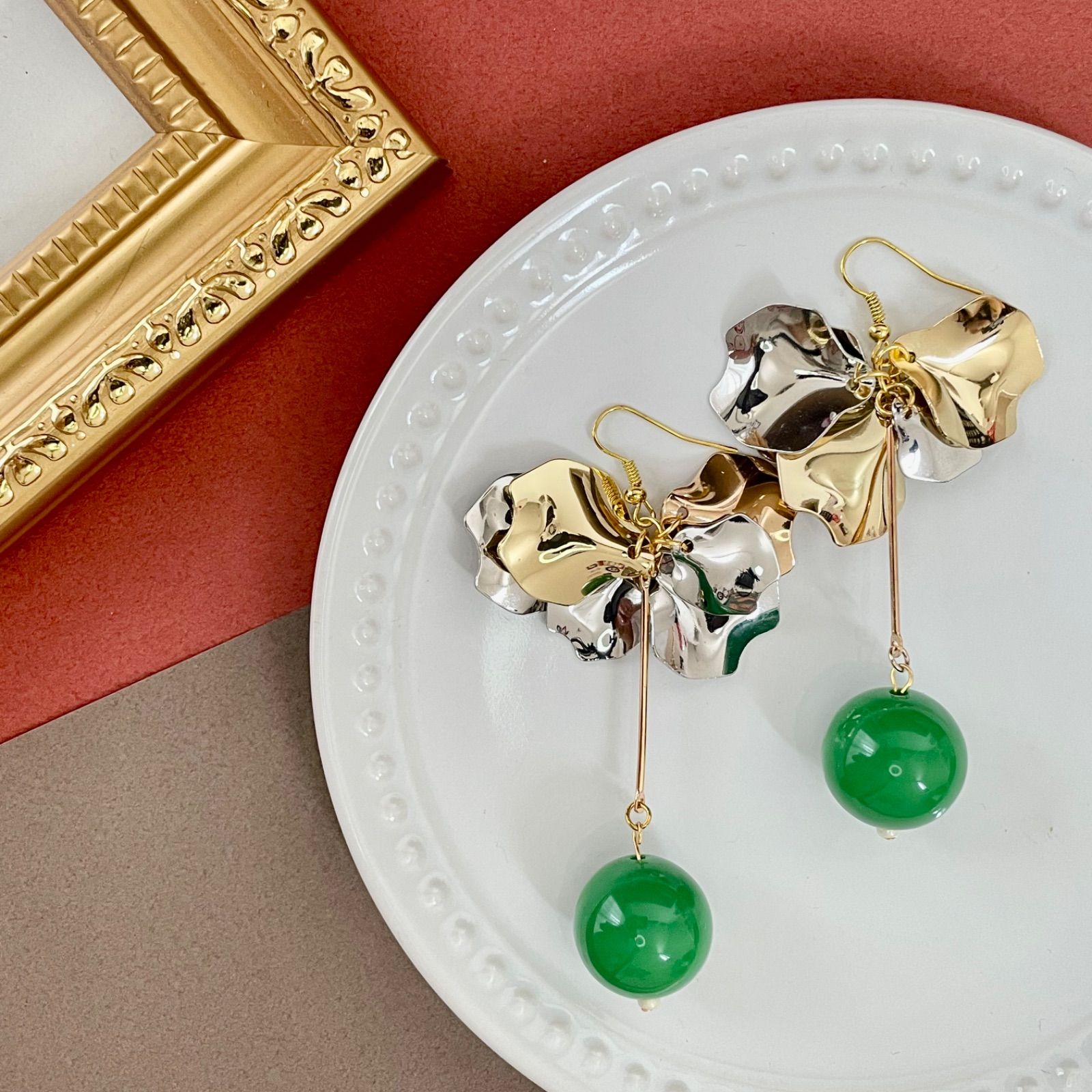 木の実のなる花飾り《 green 》（ ピアス / イヤリング ）