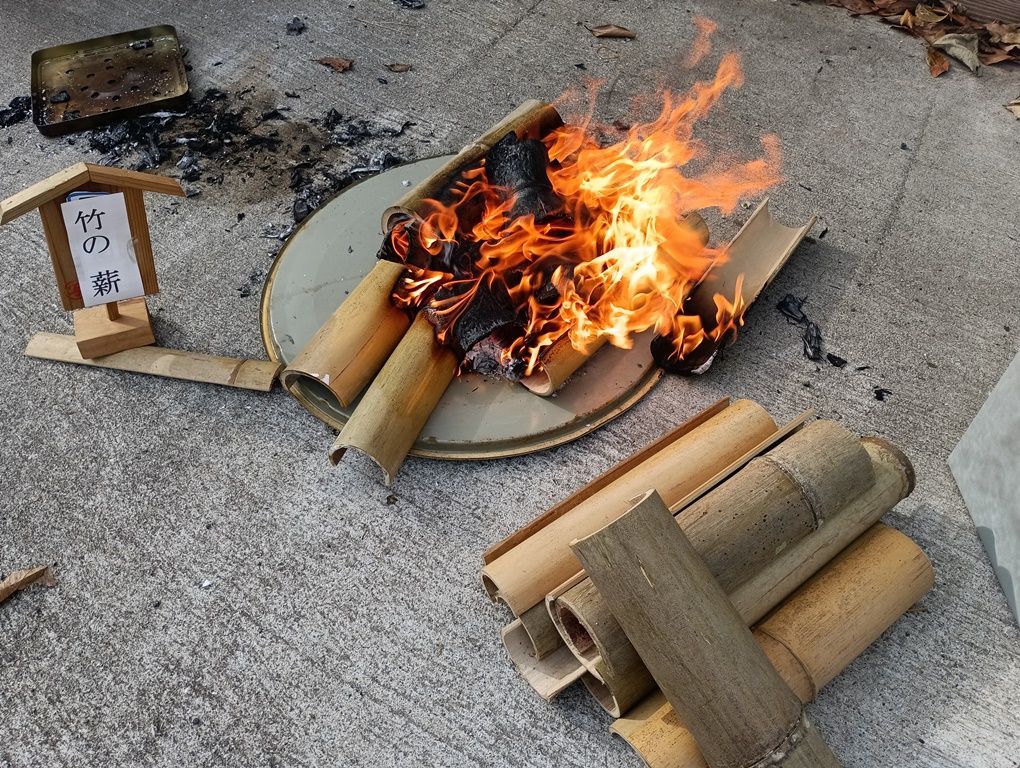 焚き火用竹の薪・（割り竹）30本 35x40xh20cmダンボール箱入り 重さ