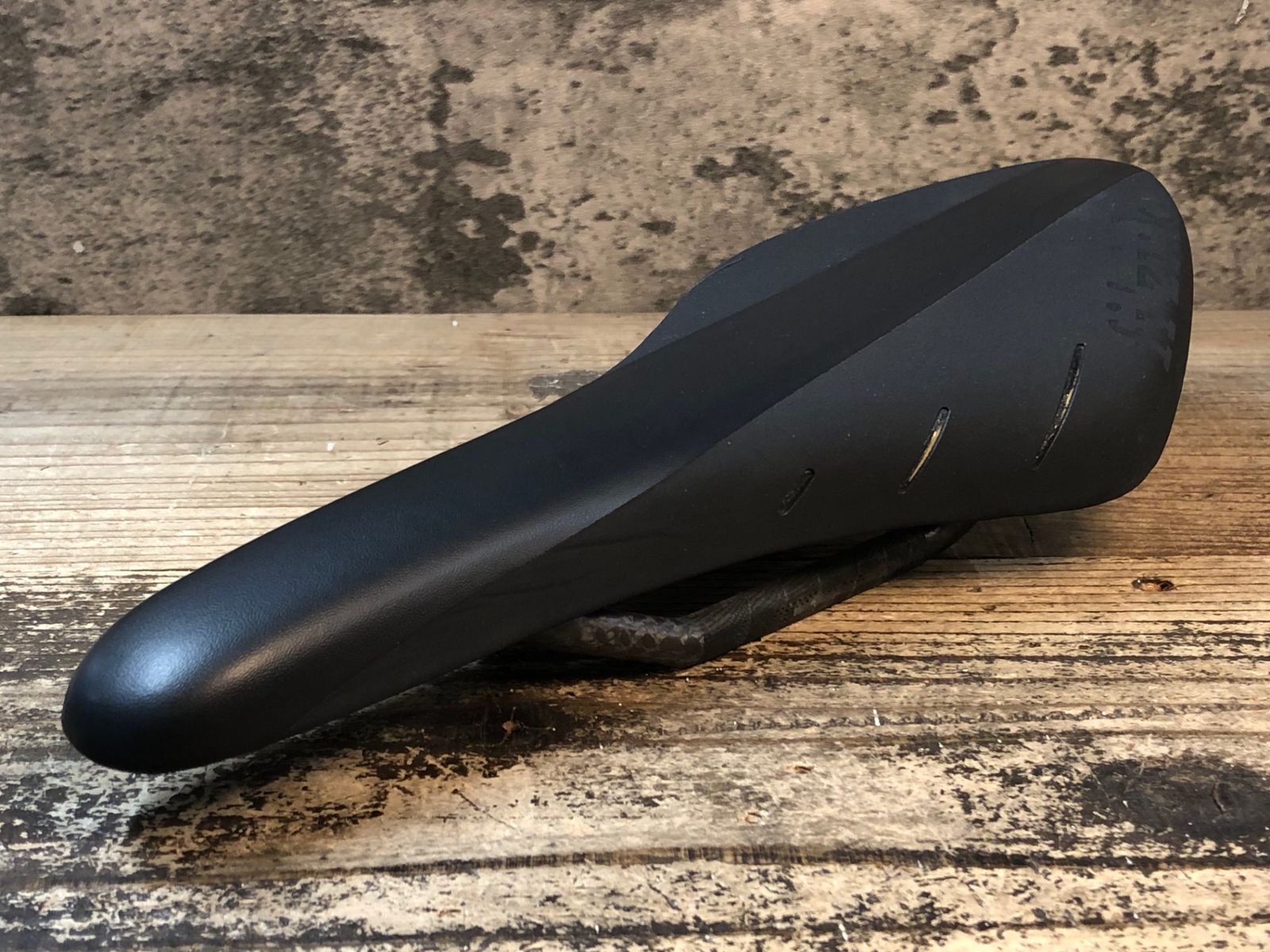 JM952 フィジーク fizik アリオネ ARIONE R1 サドル 黒 BRAIDED 126mm