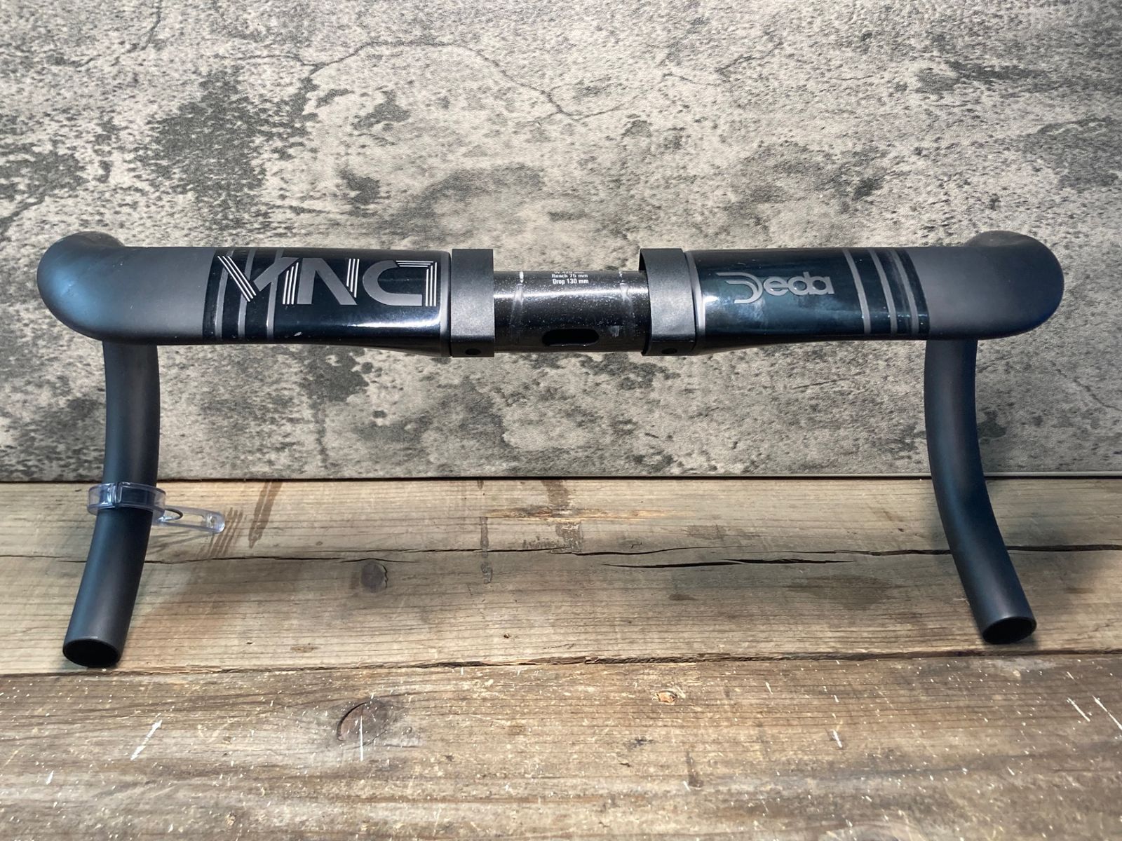 Dedaからエアロを追求したケーブル内装式ハンドル＆ステム VINCI