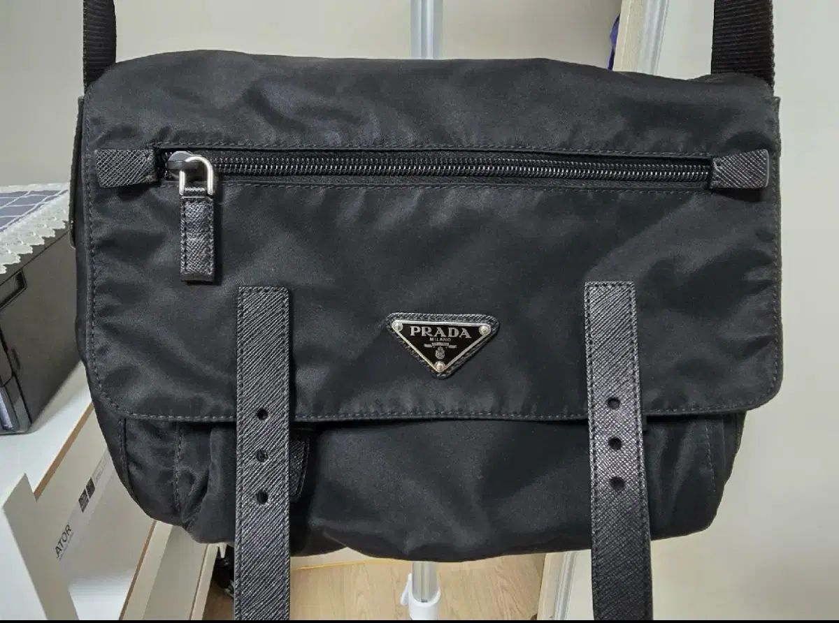 PRADA ブラック ナイロン メッセンジャーバッグ