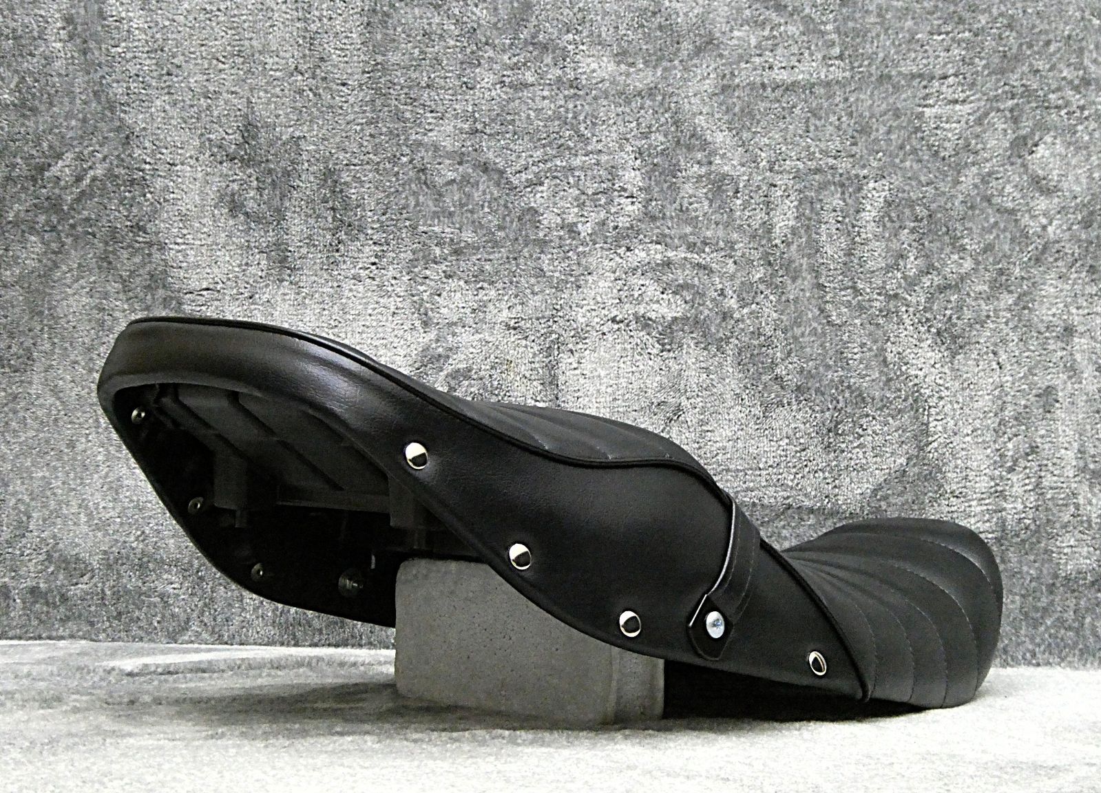 ゼファー４００　後期　鋲打ち　黒皮　タックロールシート/あんこ抜き 完成品 ゼファー400 シート 後期 黒皮 鋲打ち / あんこ抜き タックロール 完成
