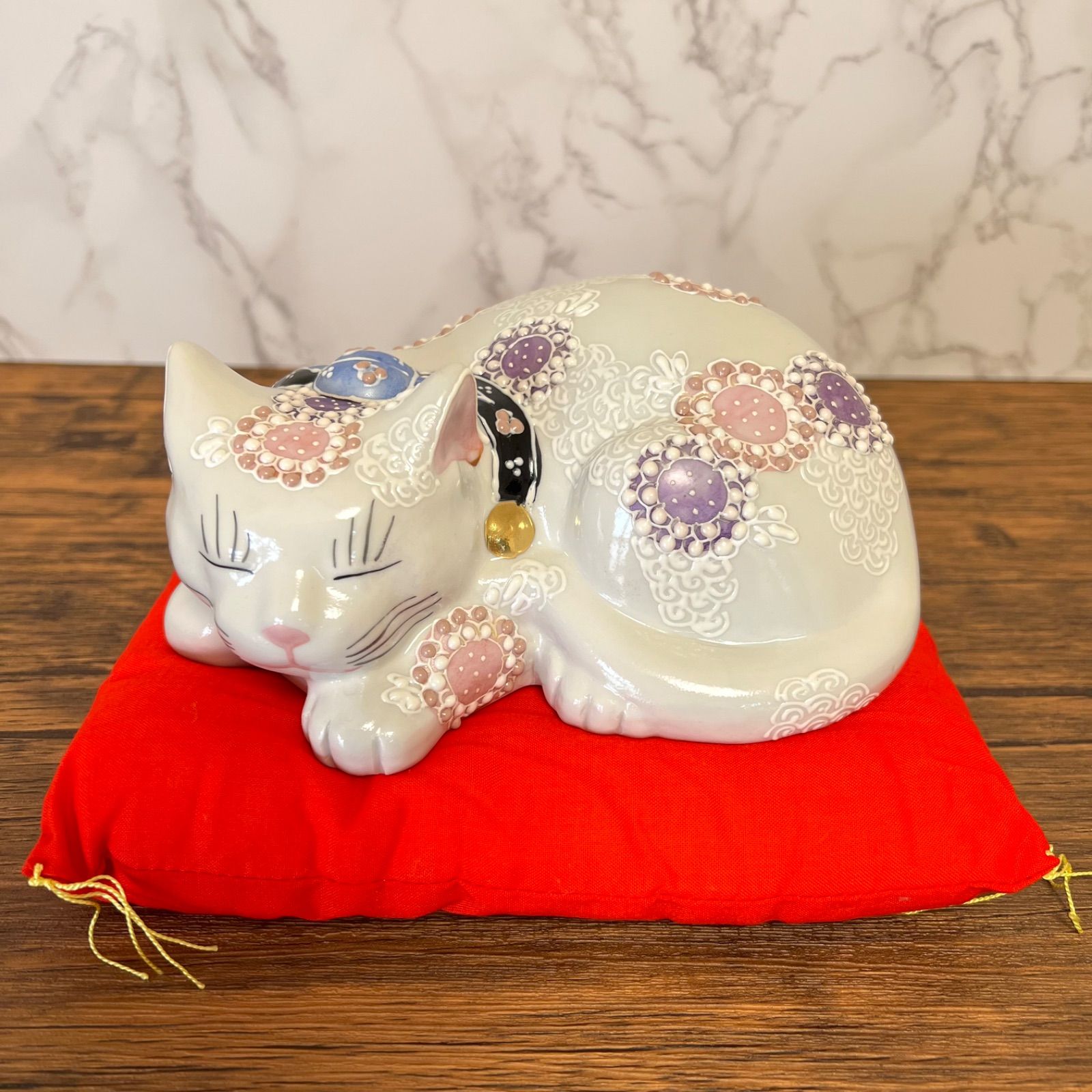 九谷焼】眠り猫 花紫 座布団付き 盛技法 - メルカリ 