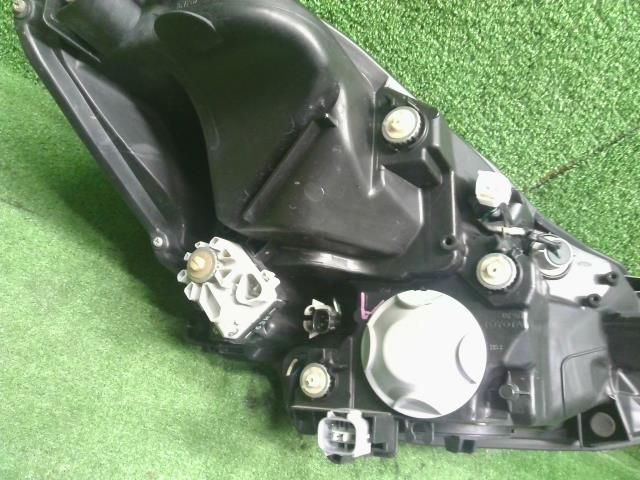 DBA-NSP135 左ヘッドランプ