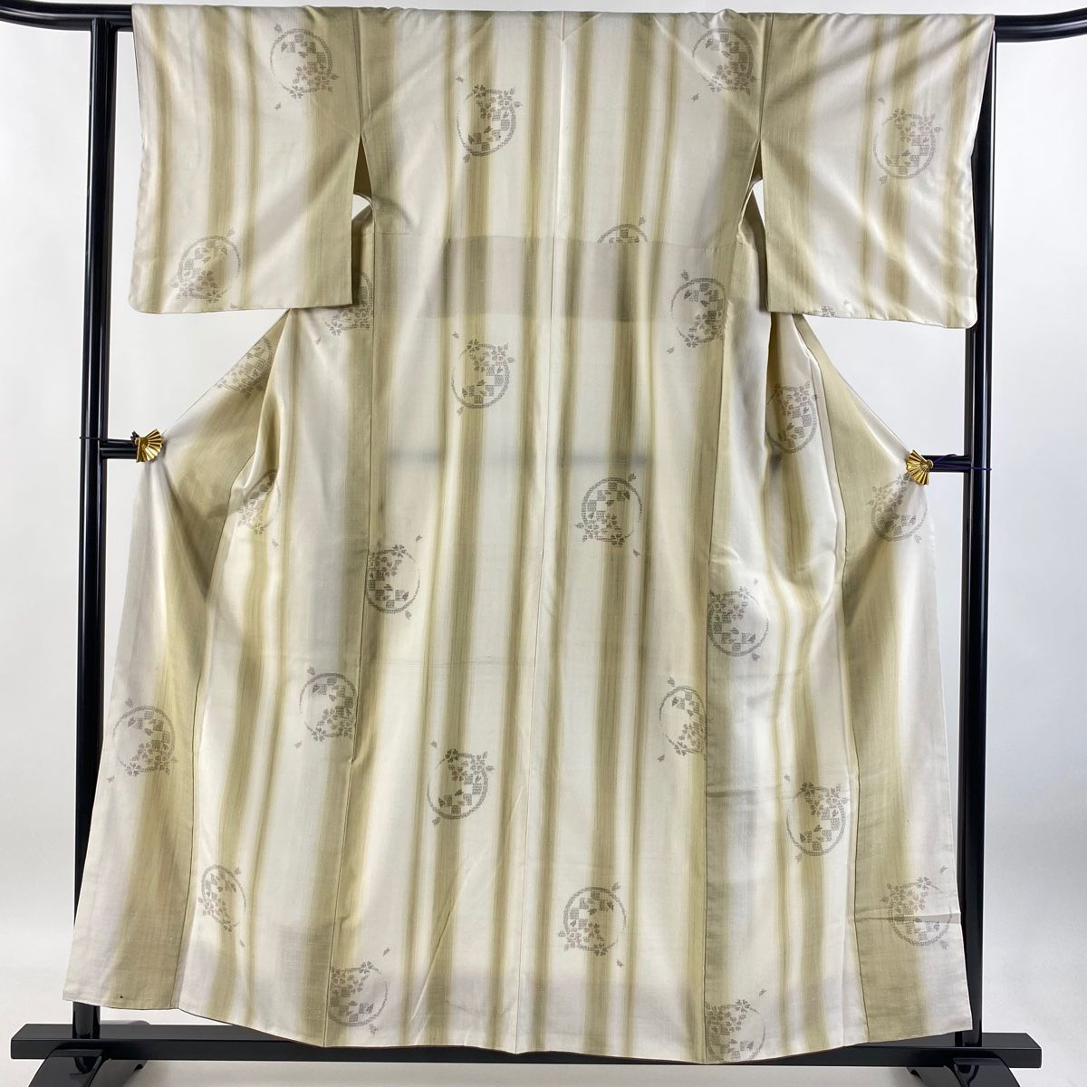 紬 身丈158cm 裄丈63.5cm S 袷 やまと 証紙 花丸文 縦縞 薄茶色 正絹 秀品