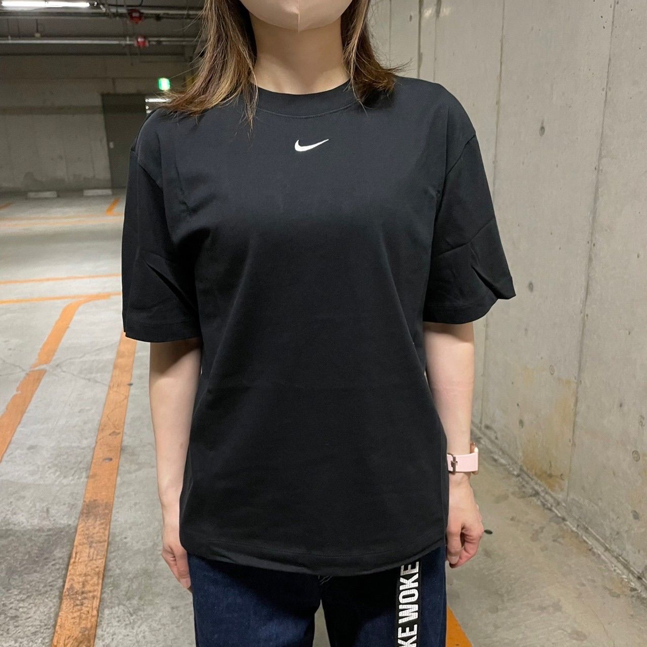 くすみ水色 NIKE ソロスウッシュ センターロゴ刺繍 Tシャツ 黒 - T