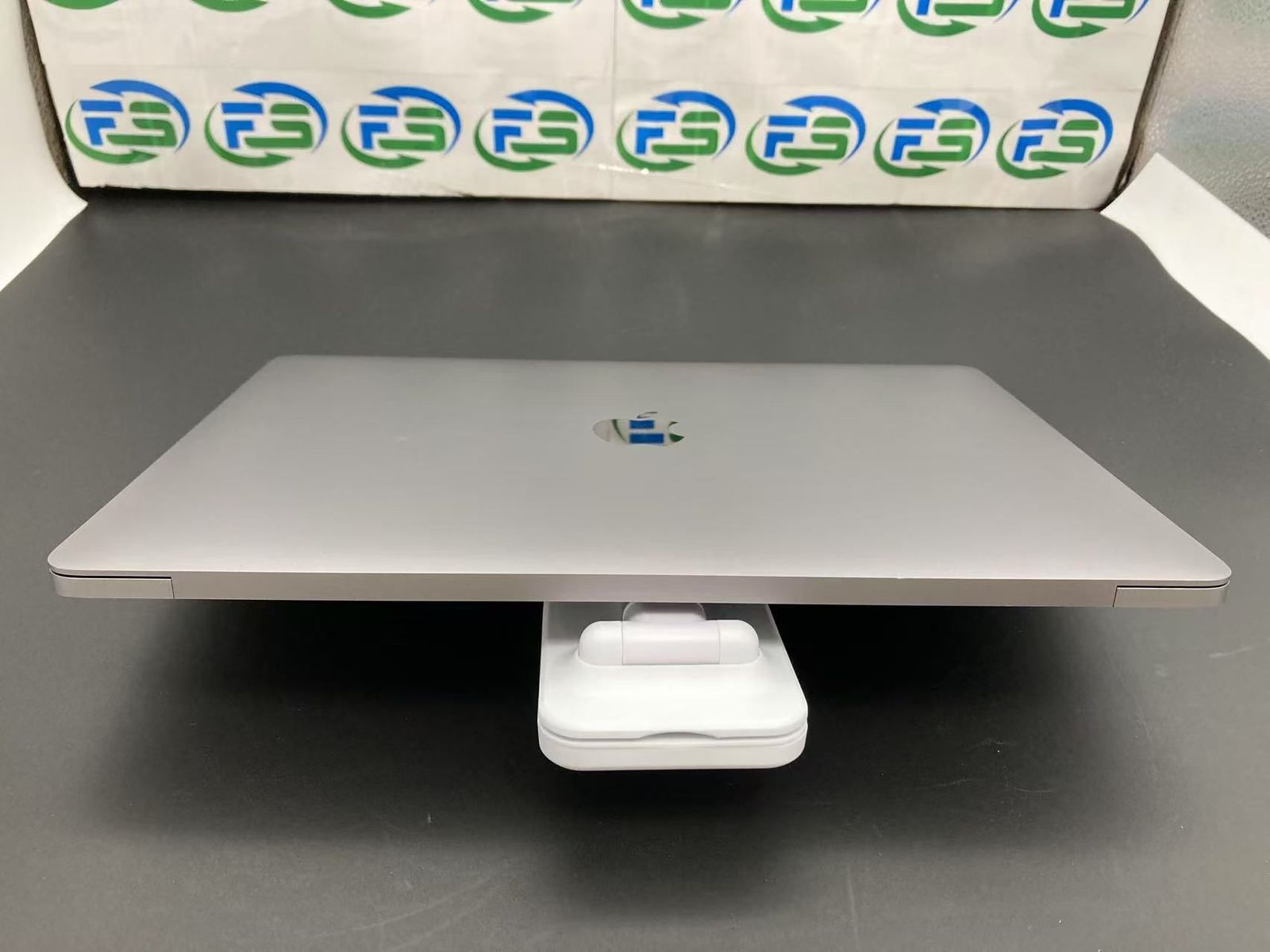 良品 Apple MacBook Pro 13インチ（8GB RAM、256GB SSD）スペースグレイ