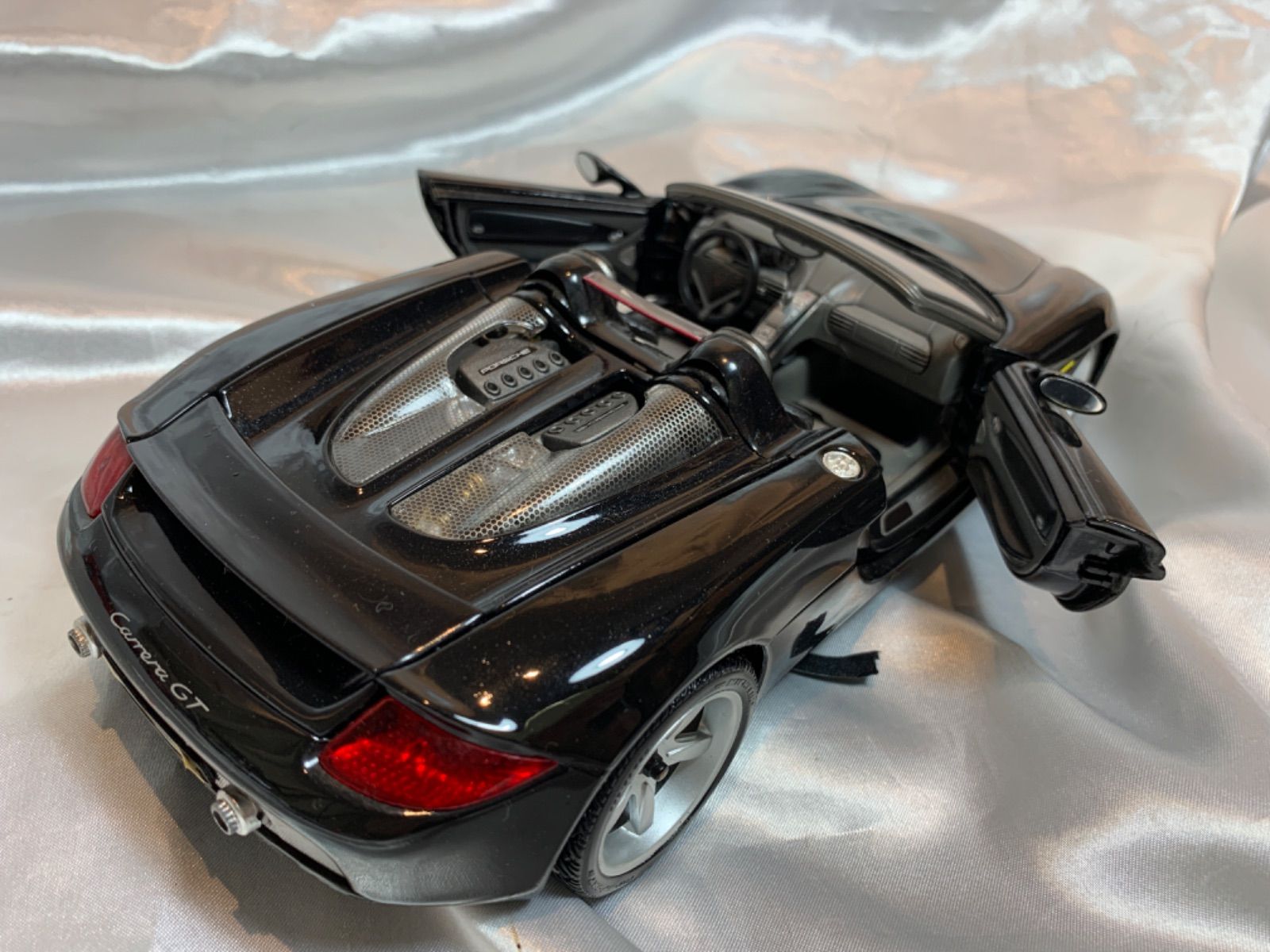【状態良し】　ポルシェ　カレラGT 1/18 ブラック　箱付き 専用】AUTOart PORSCHE CARRERA GT 1/18 1/18 Autoart Porsche Carrera