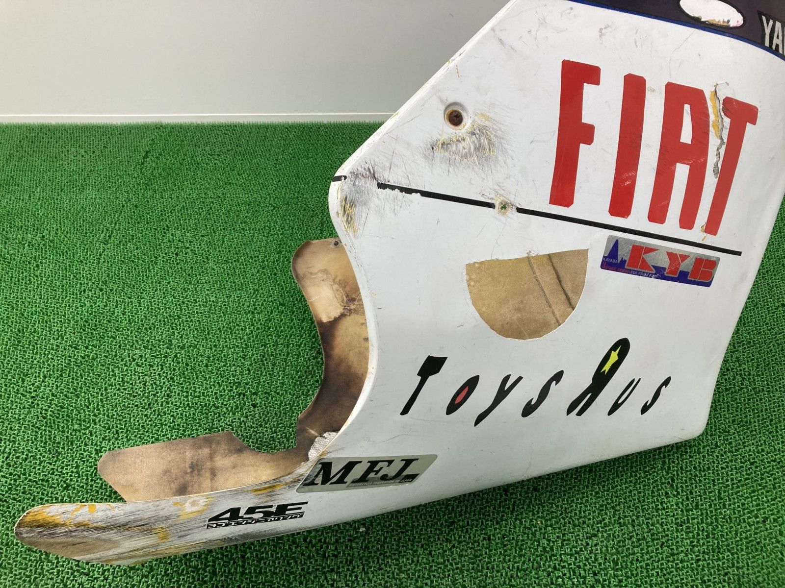 FRP製 アンダーカウル 社外 バイク 部品 ワンオフ レーシングアンダーカウル 軽量 YZF系などに 修復素材やカスタム素材に 【中古】 55