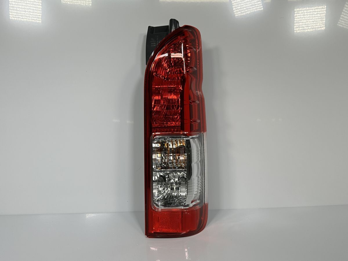 新車外し 200系 ハイエース 6型 5型 4型 GDH201V KDH201V TRH200V 後期 純正 右テールランプ Assy 81551-26442 26-140 管理28963