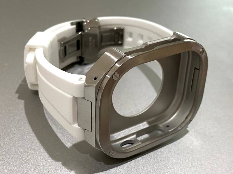 ホワイトシルバー AppleWatchカバーケース 脱着 簡単 保護 49㎜ Ultra カスタム ステンレス ベルト ラバー バンド アップルウォッチ対応