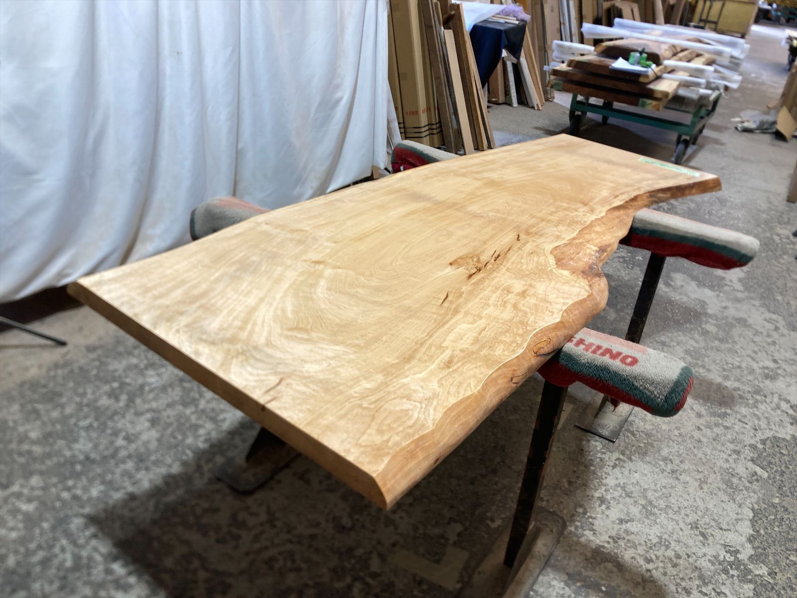 楓9289 メープル メイプル 一枚板無垢 乾燥材 1850x570‐700-680x43mm カウンター 店舗 リフォーム 棚板 テーブル