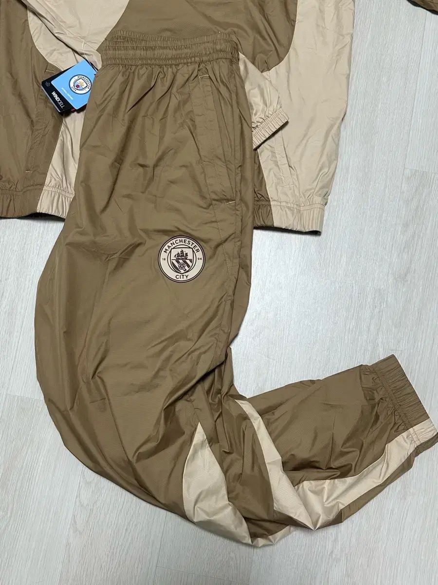 トラックスーツ