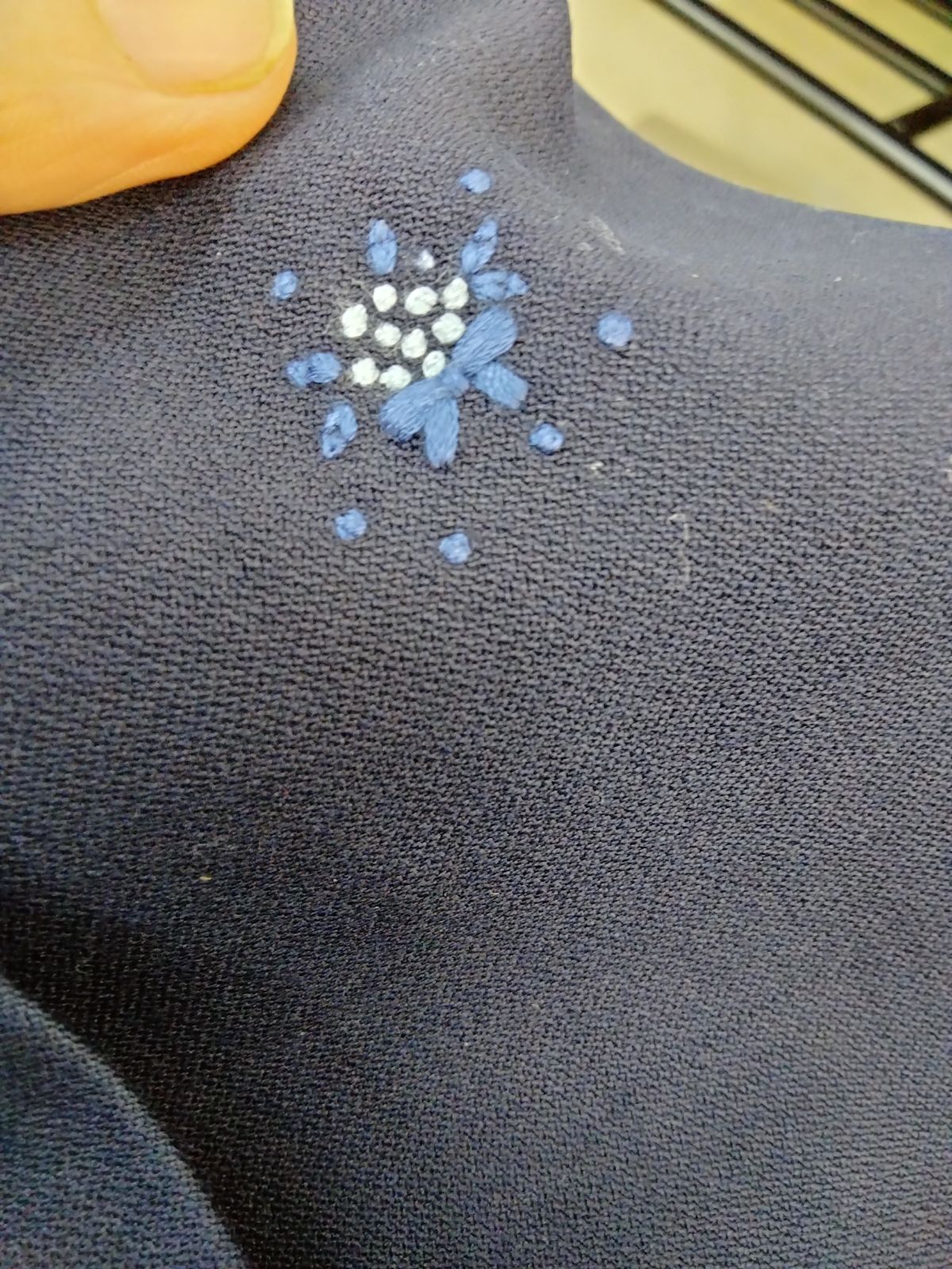 familiar　お受験アンサンブル(125㌢)花刺繍　ホツレ？あり　濃紺　清楚 familiar お受験アンサンブル(125㌢)花刺繍 ホツレ？あり 濃紺