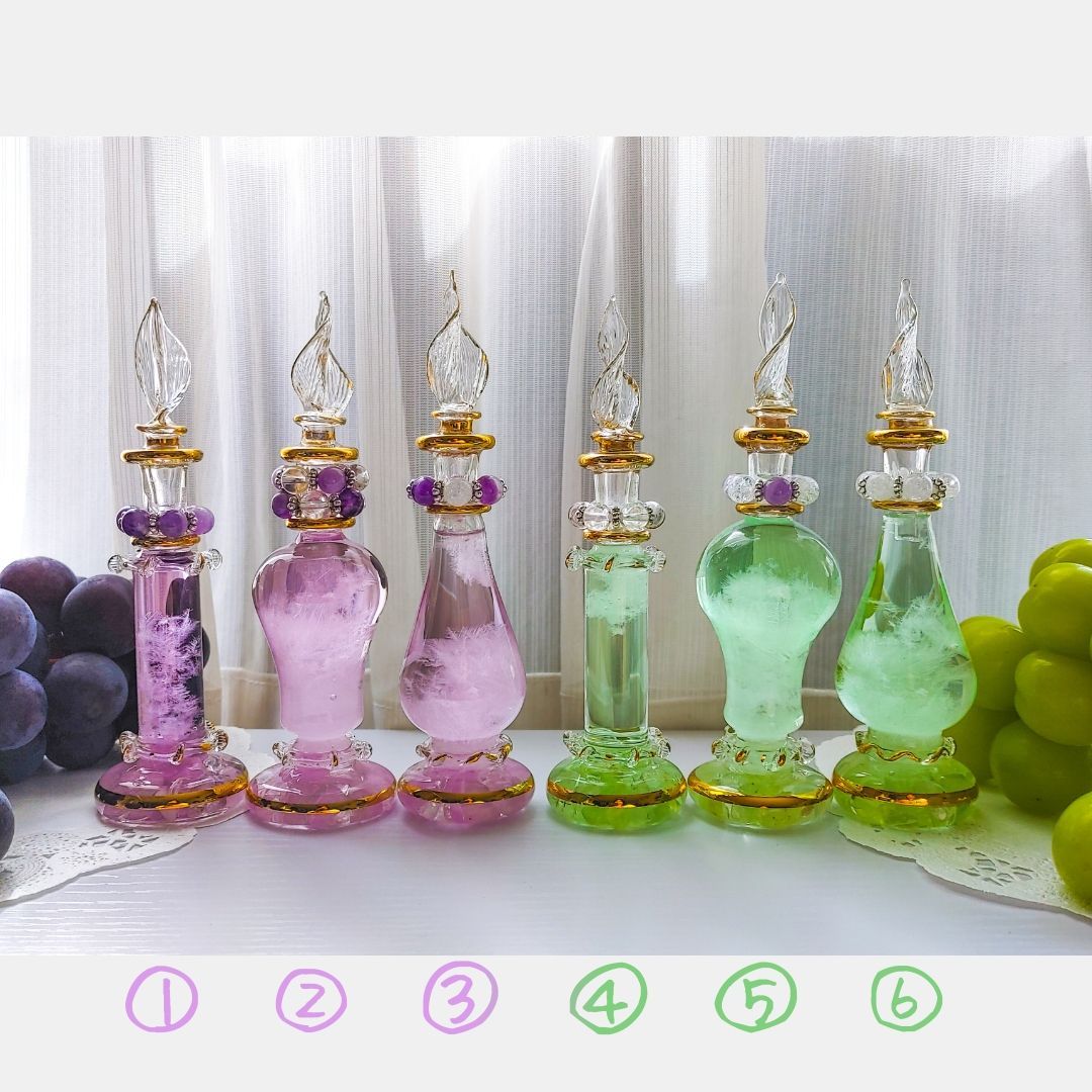 紫と金のガラス製香水瓶