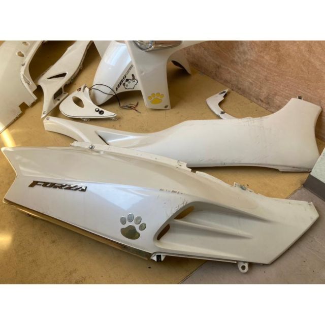 ファッショナブルな XC 58251 ホンダ HONDA フォルツァ250 MF06-130 外装カウルセット アッパー サイド リア フェンダー 白 こんなモデルもご提供中！