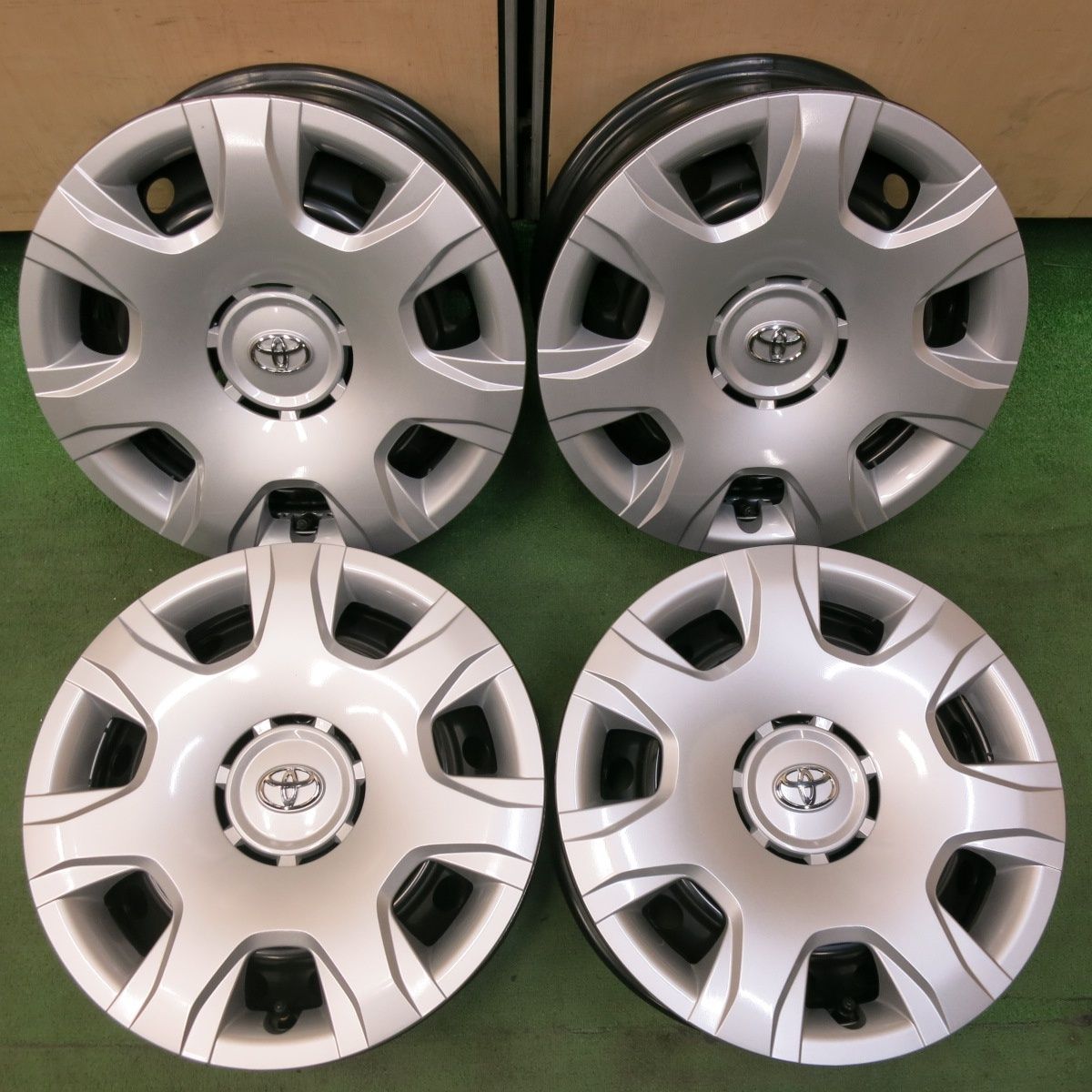 送料無料] 新車外し！付属品付き☆トヨタ 200系 ハイエース 純正