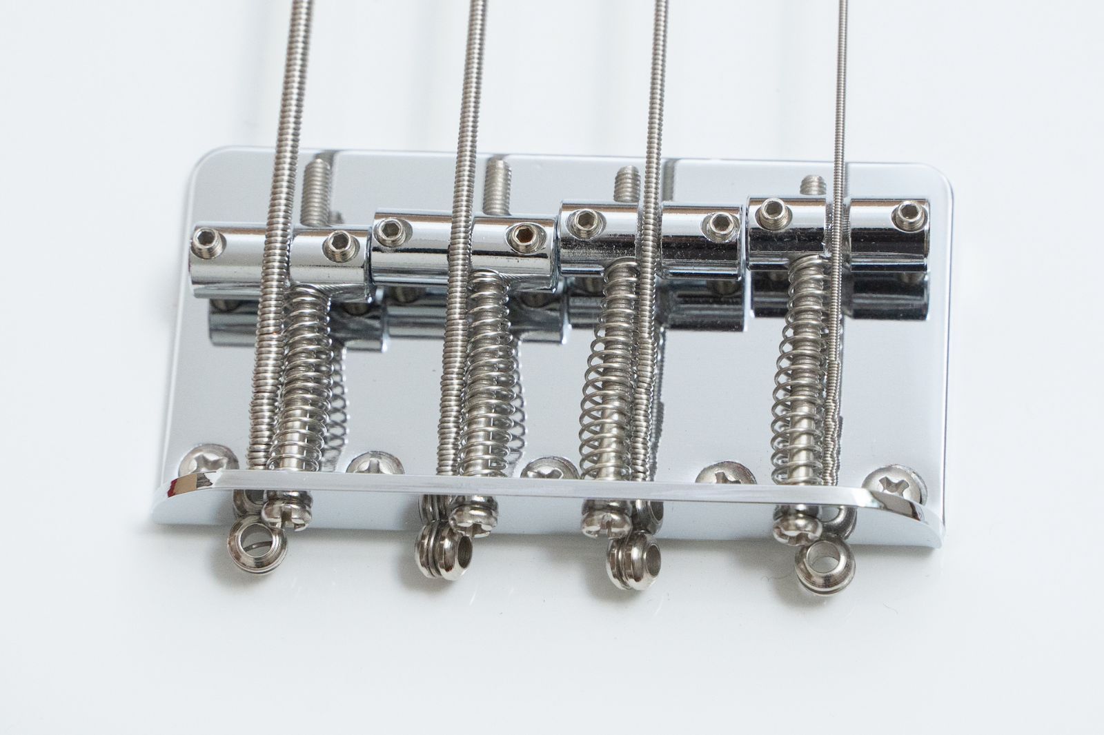 new】woofy basses / ONE series Pup 4 White - メルカリ