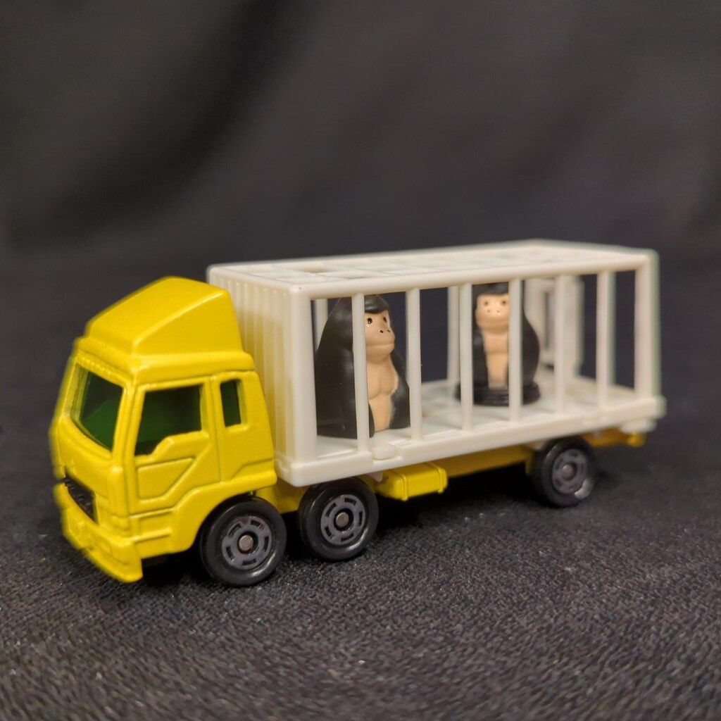 TOMY トミカ赤箱中国製 三菱ふそう 動物運搬車 (黒色ゴリラ) 108