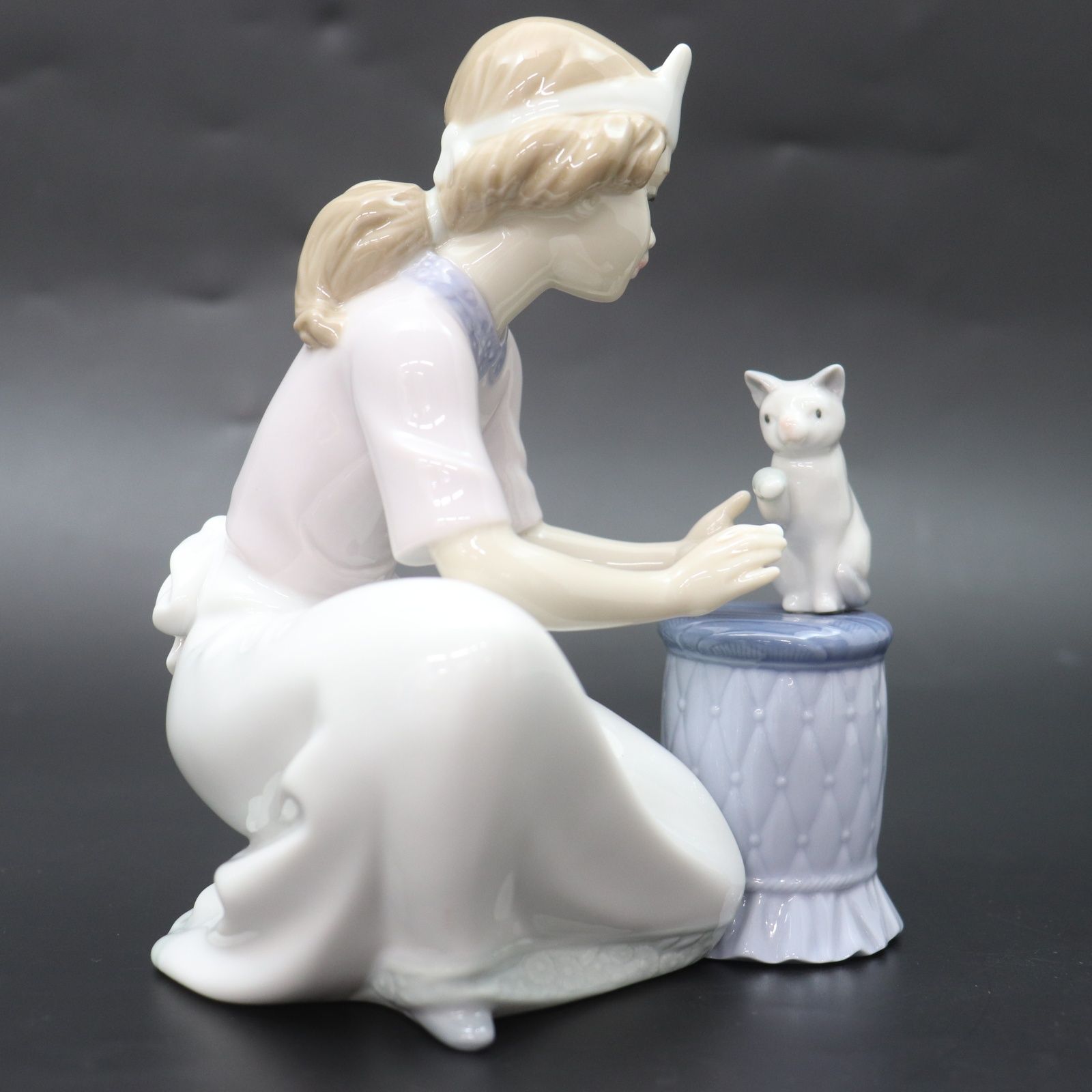 サルート ITOBI6PQWLO4 LLADRO リヤドロ ナース獣医 6087 ネコ 猫 女性 少女 看護師 陶器 陶磁器人形 オブジェ フィギュリン 置物 インテリア