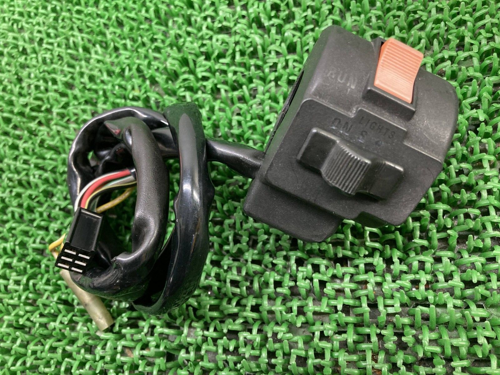 RG250ガンマ ハンドルスイッチ 右 スズキ 純正 GJ21A 初期型 スイッチボックス ペイント素材に 割れ欠け無し aX