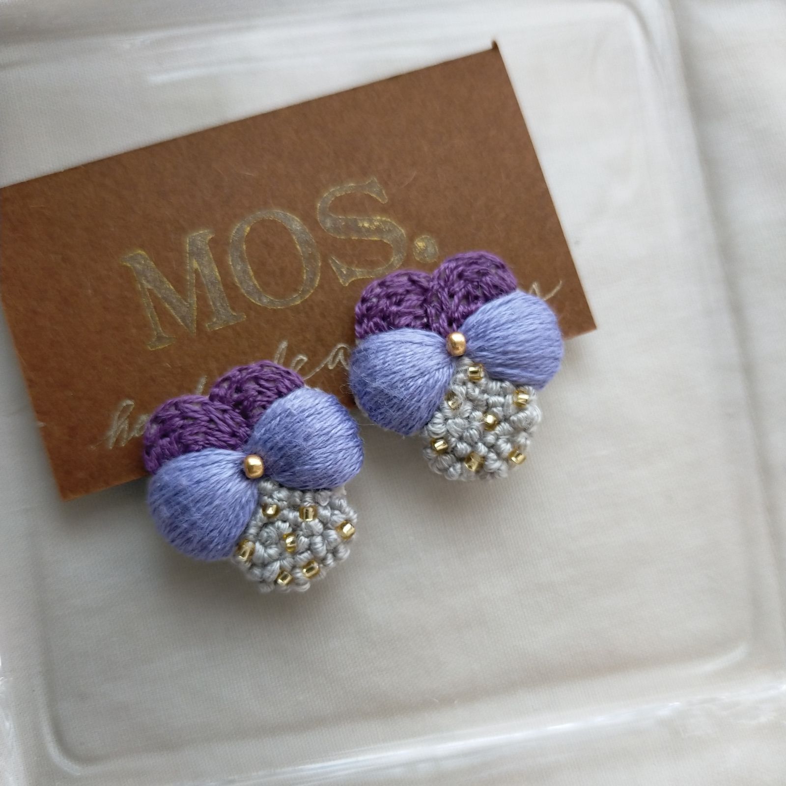 ふっくら花びら❁手刺繍イヤリング 手刺繍ピアス  ビオラ  パンジー ふっくら花びら❁手刺繍イヤリング 手刺繍ピアス ビオラ パンジー