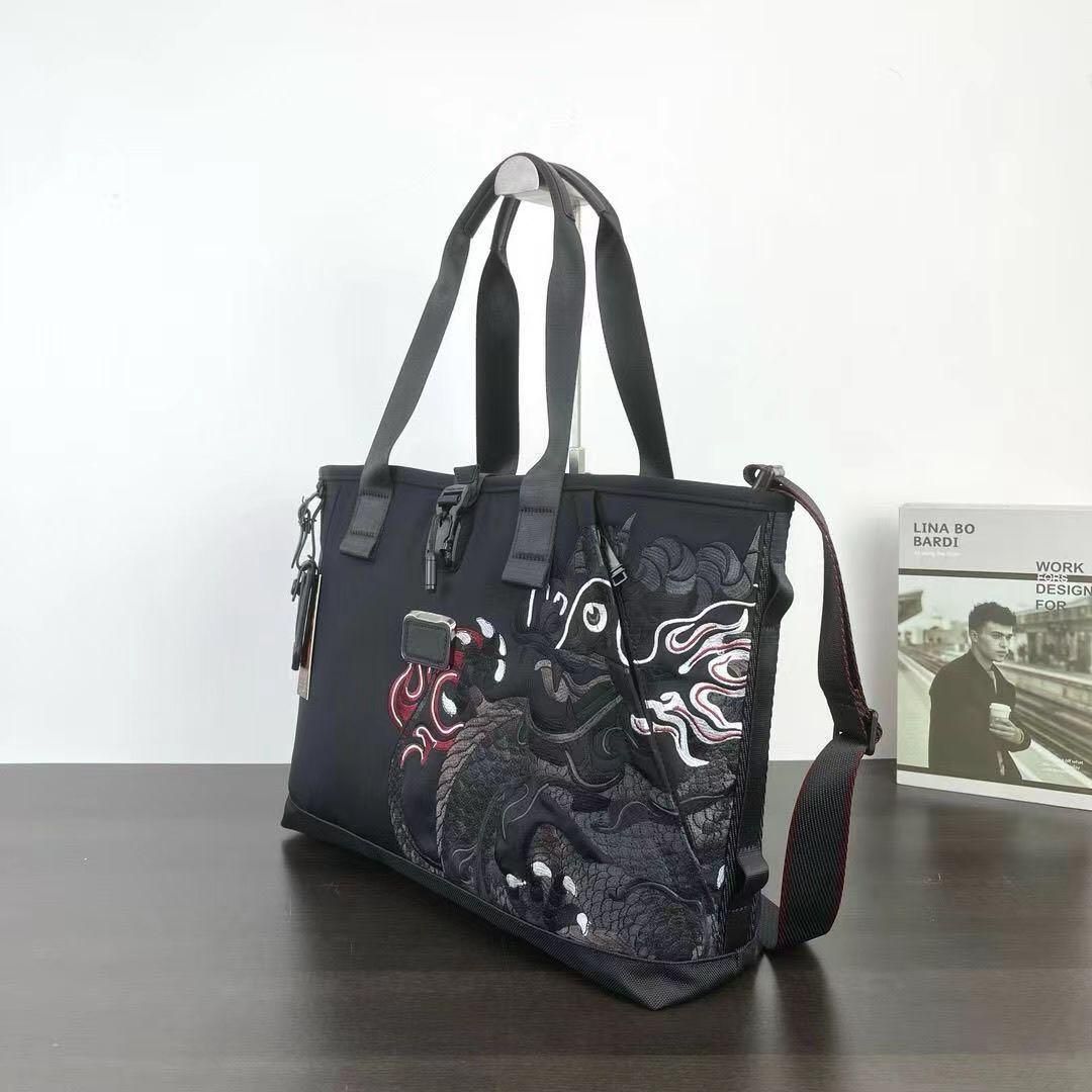 TUMI LUNAR NEW YEAR「リトリート」トート ドラゴン プリント 