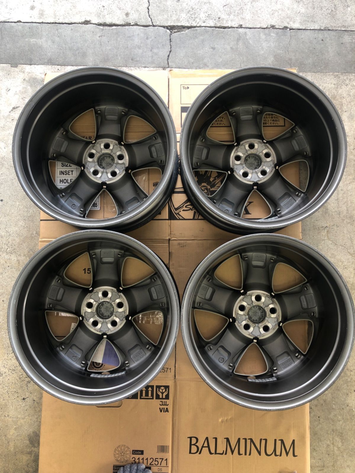 新車外し60プリウスPHEV 純正タイヤ&ホイール。195/50R19 純正17インチ