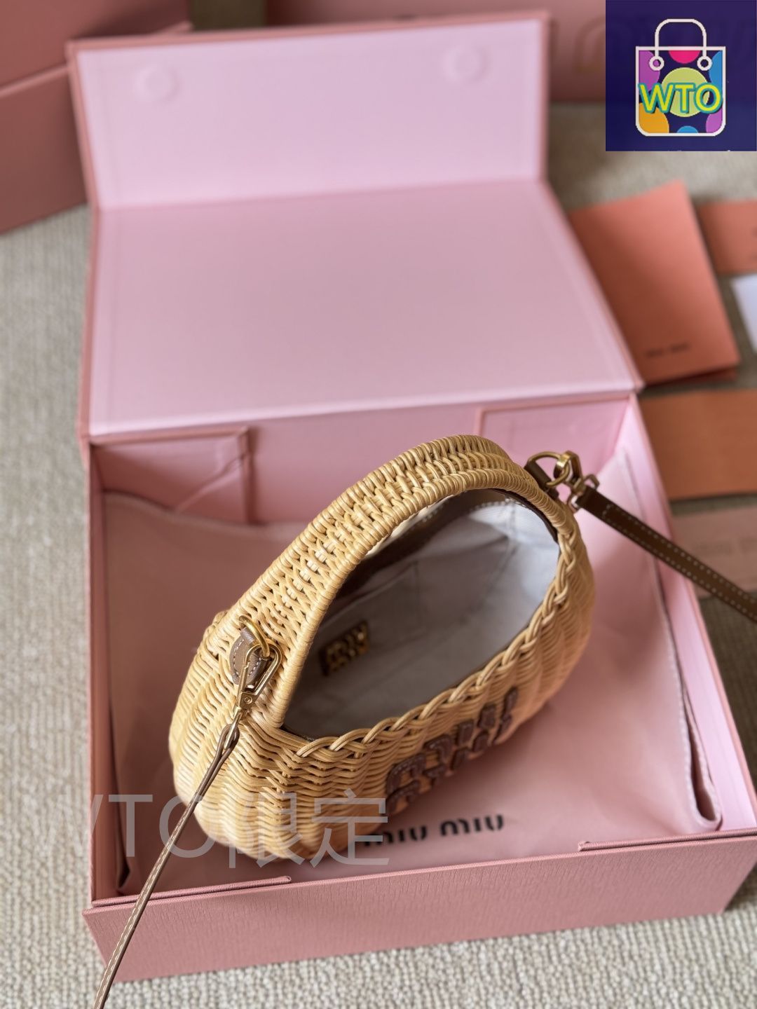 MIUMIUすぐ届く■国内発■ラフィア バスケットバッグ MIU MIU ラフィア バスケットバッグ ? 23×16×7cm [本日特価|新品