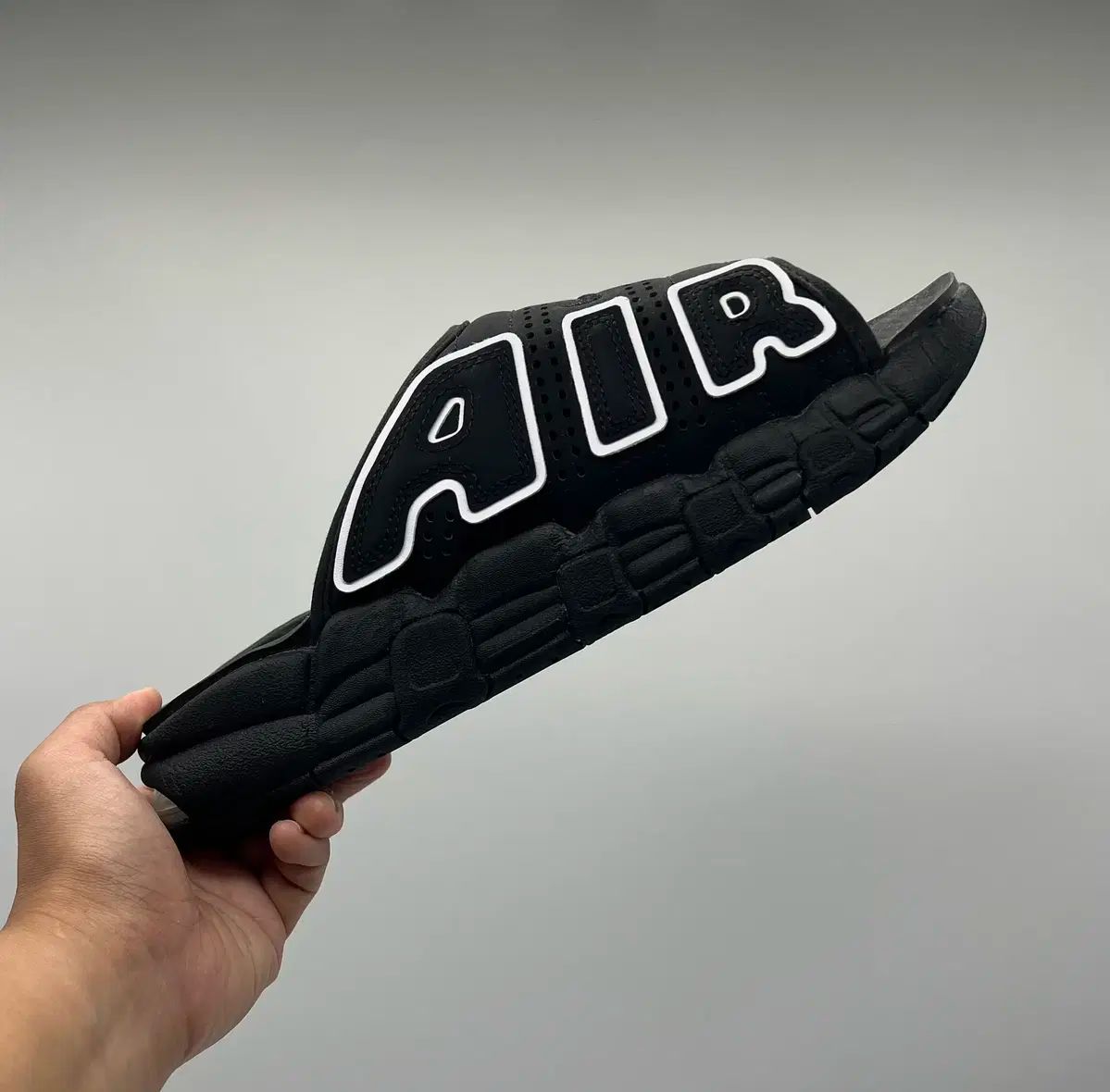 透明感のある ナイキ エア モア アップテンポ スライド ブラック|白 スリッパ