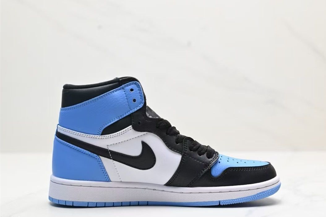 Nike Air Jordan 1 Retro High OG "University Blue/UNC Toe" ナイキ エア ジョーダン 1 レトロ ハイ OG "ユニバーシティブルー/UNC トゥ" — アイコニックなカラーリングが魅力の一足