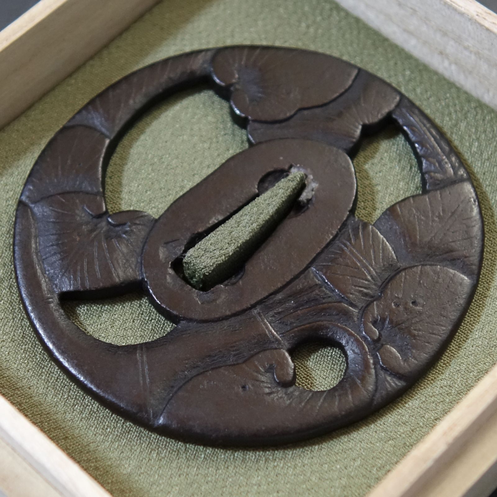 鍔 【 鉄地 山葵図透鍔 】 日本刀 刀装具 鐔 骨董 古美術