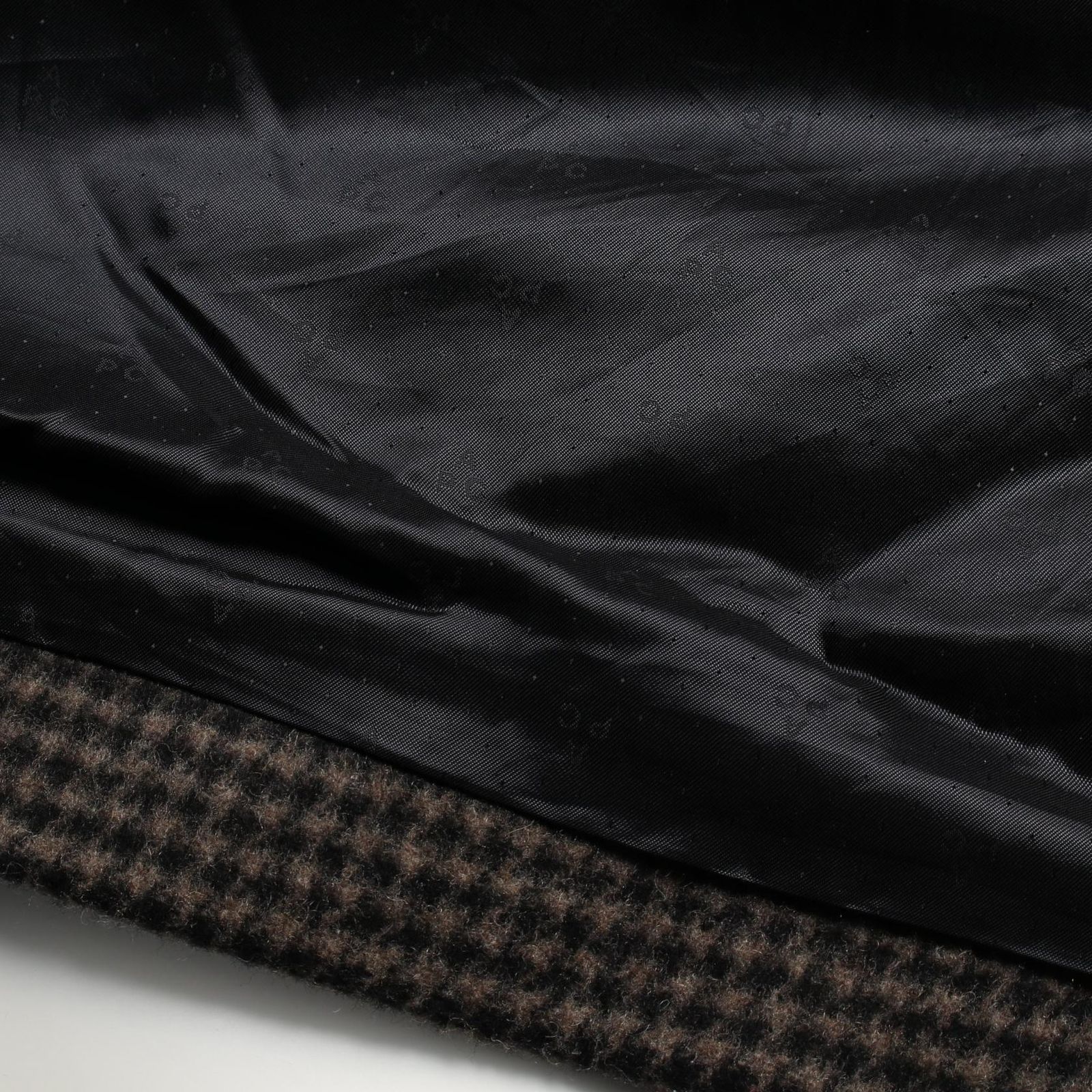 A.P.C. アーペーセー　ウールPコート A.P.C レザーの切り替えが目を惹く、ショート丈のウールコート