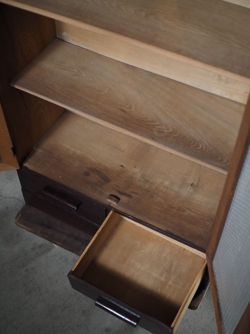 レトロガラスのアンティークキャビネット 昭和前期