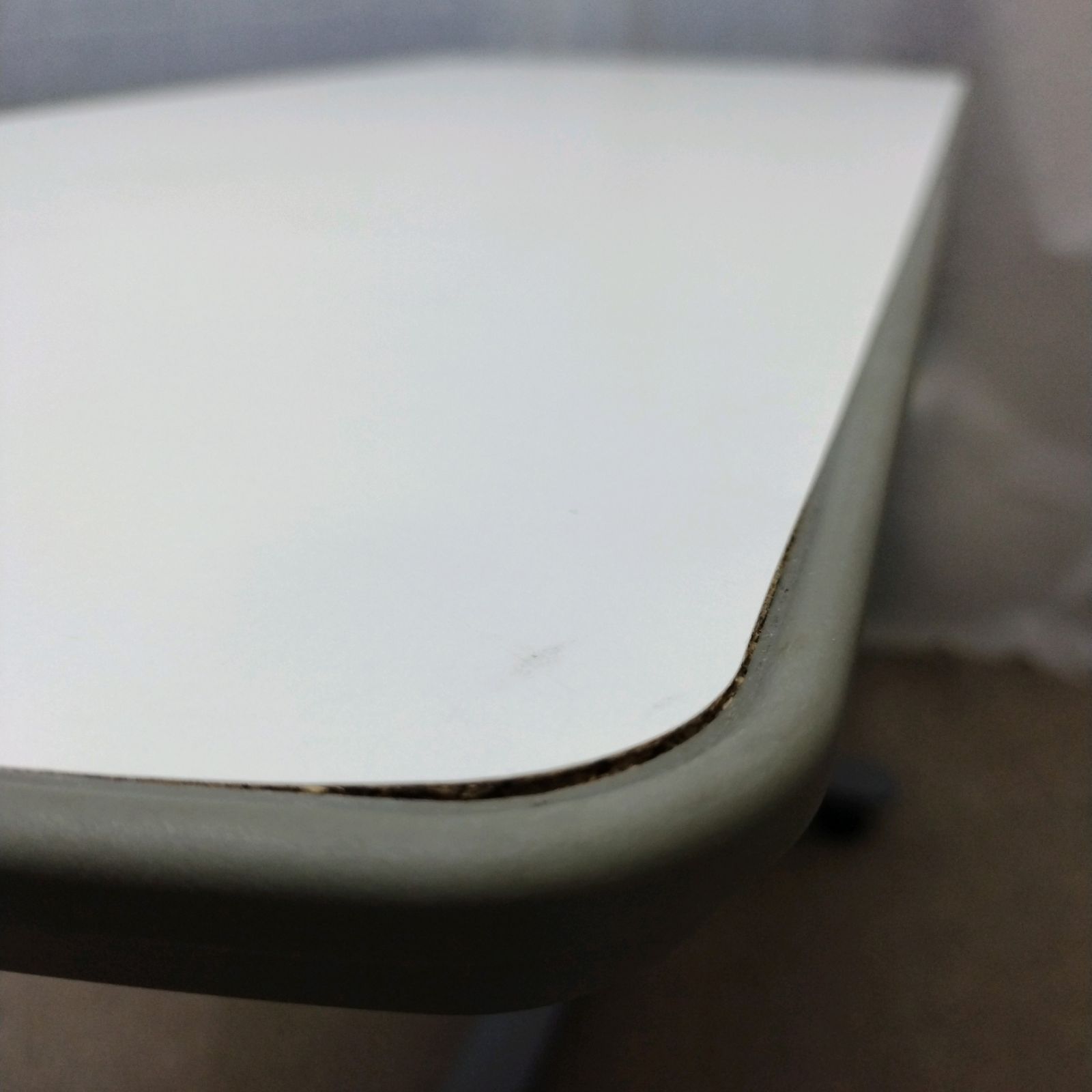 ベッドサイドテーブル