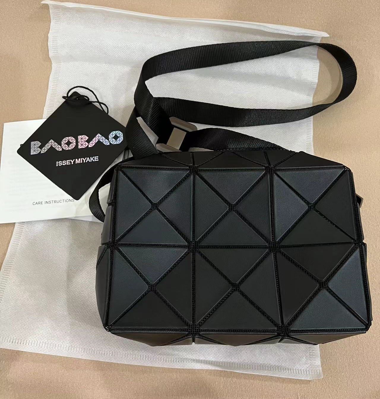 BAOBAO】イッセイミヤケ バイカラー 斜め掛けバッグ ブラック - メルカリ